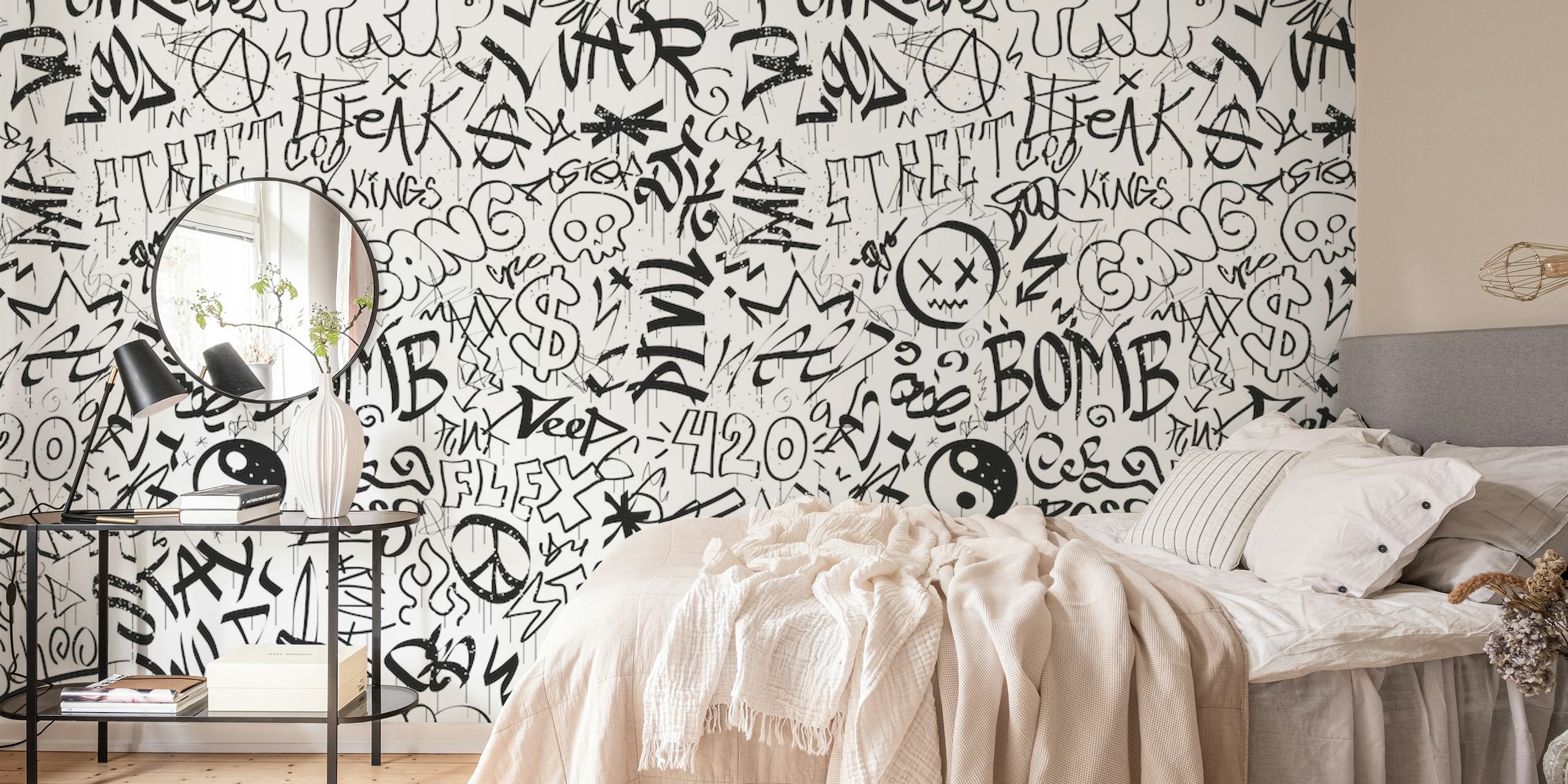 Mustavalkoinen graffitityylinen seinämaalaus erilaisilla tunnisteilla ja hahmoilla.