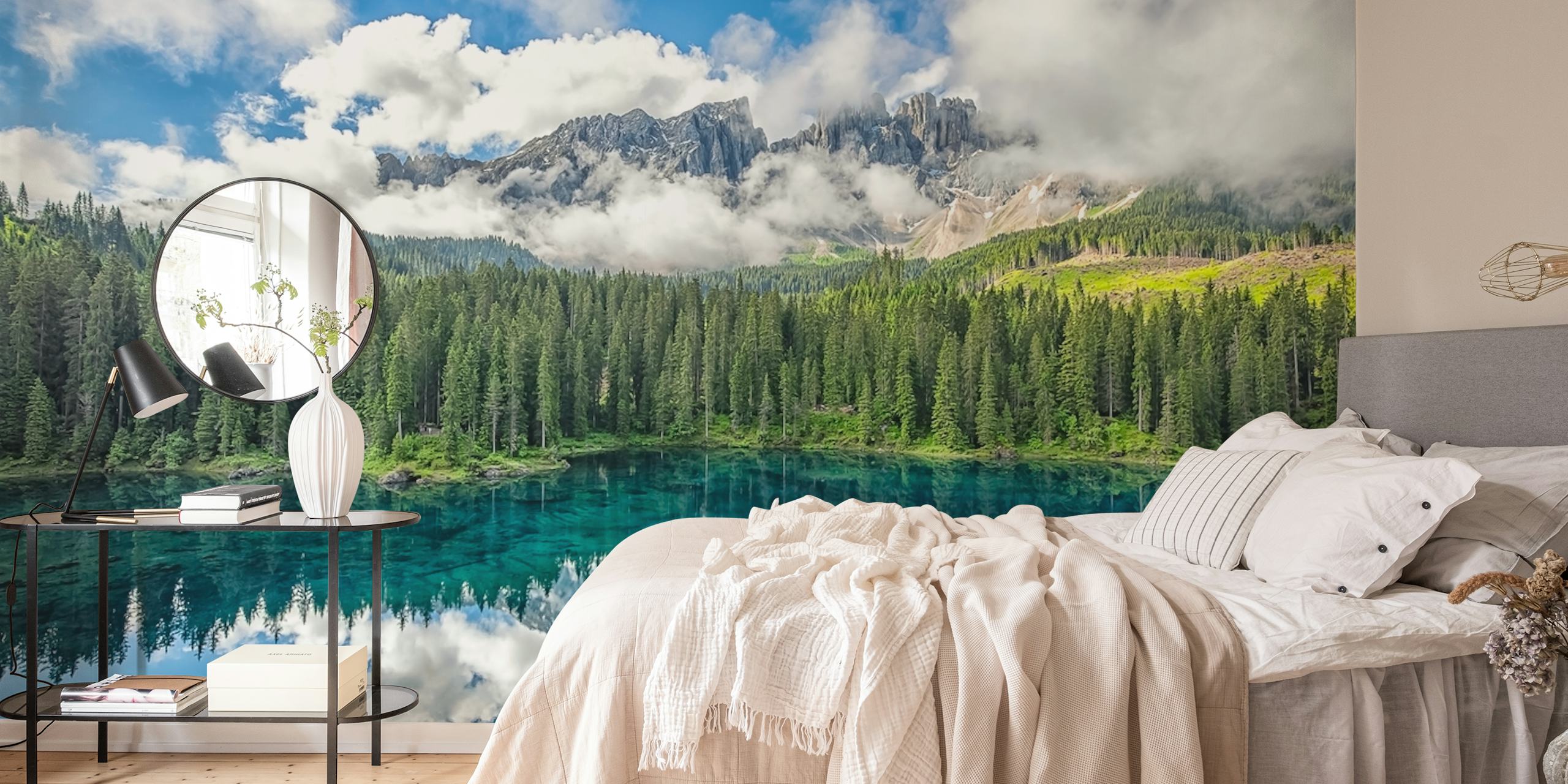 Tranquilo Carezza Lake e floresta