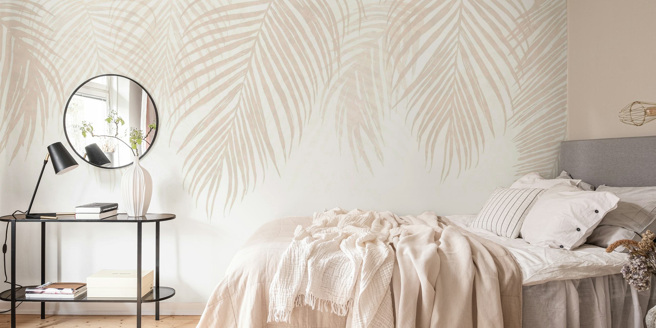 Beige palmbladerenpatroon op een lichte muurschildering als achtergrond