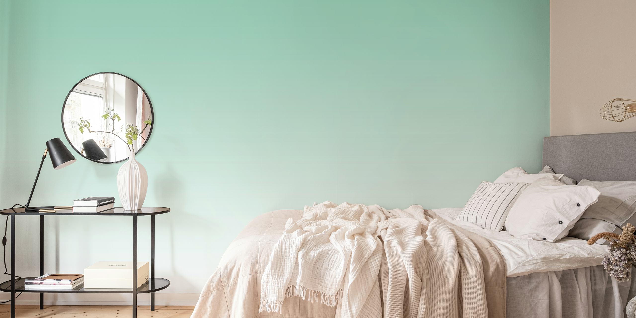 Ombre Aquamarine -kaltevuustapetti esittelee rauhallisen siirtymisen vaaleista tummansinisiin sävyihin ja muistuttaa merta.