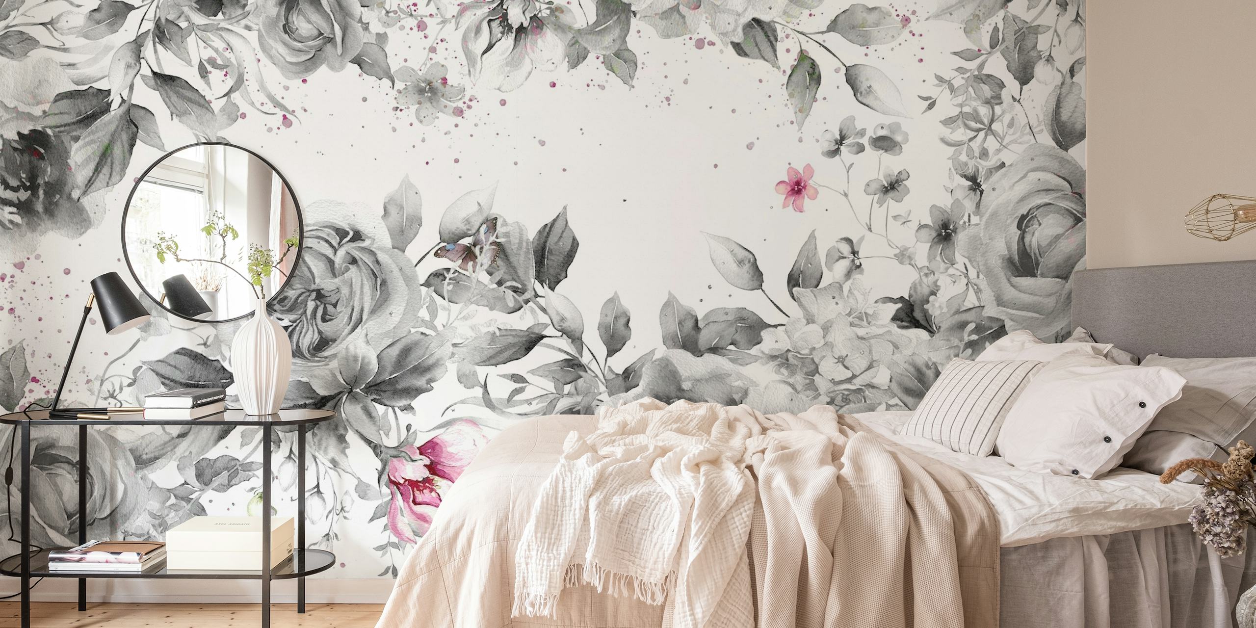 Tyylikäs hopeanvärinen kimaltelevaa ruusua sisältävä seinämaalaus, jossa on hienovaraisia värikohokohtia