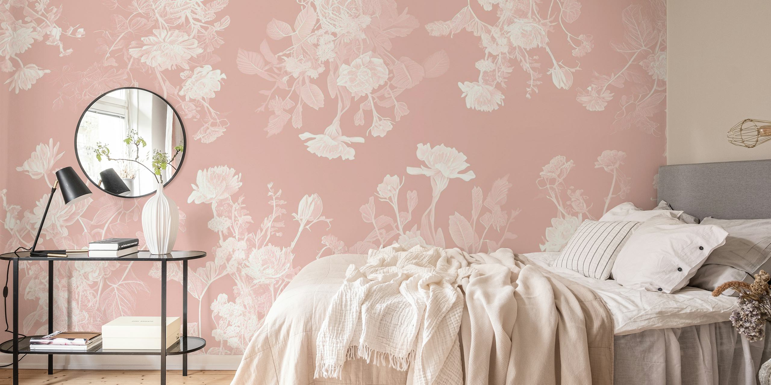 Pehmeä vaaleanpunainen kukkainen seinämaalaus hienostuneilla kasvitieteellisillä kuvioilla
