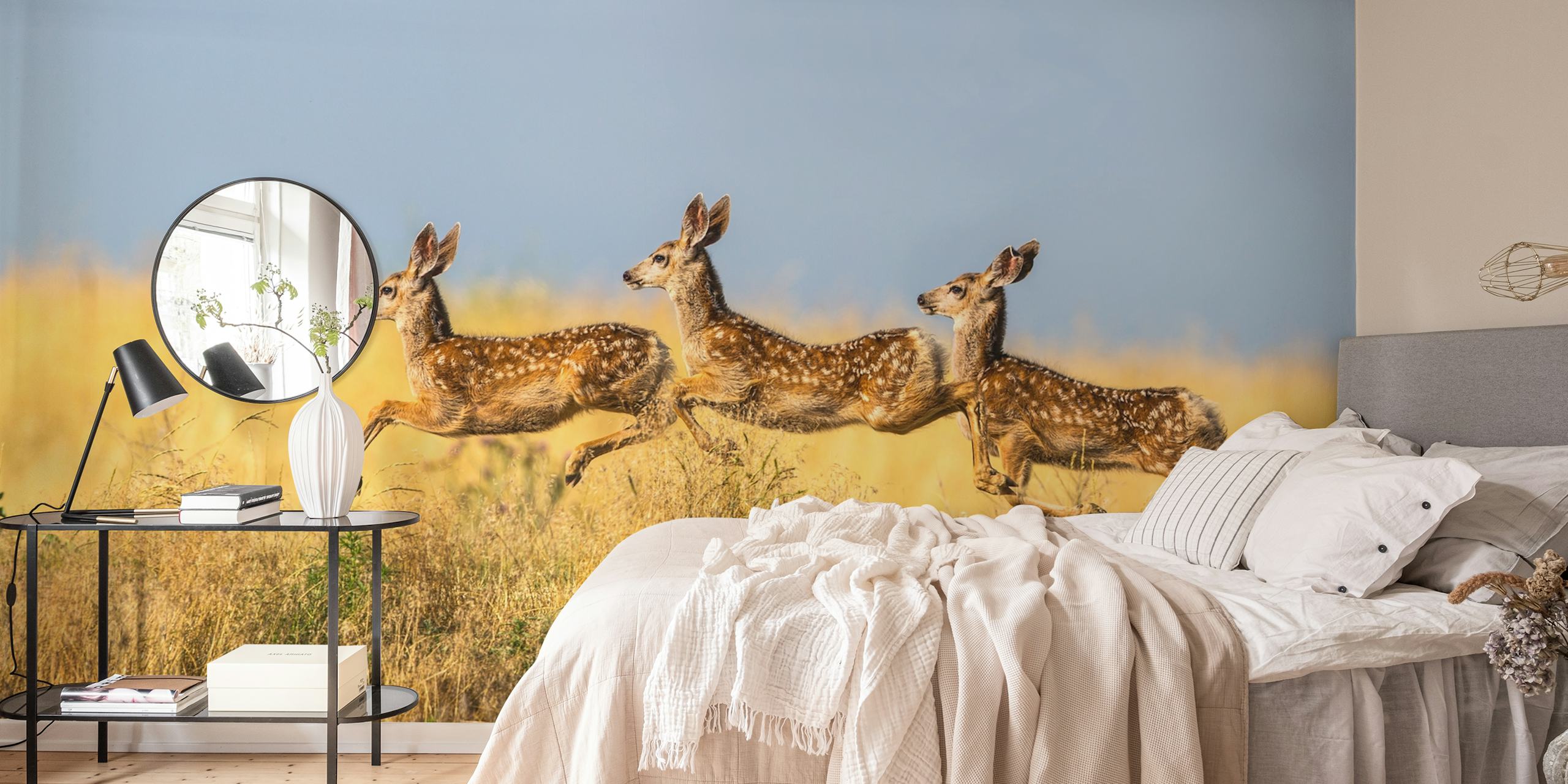 Auf dem Wandgemälde „Tripple Jump“ springen drei Tiere durch eine Savanne