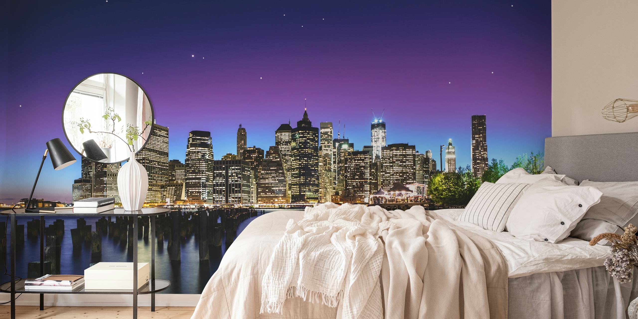 New York Cityn horisonttiseinämaalaus hämärässä taustalla ja heijastus vedessä