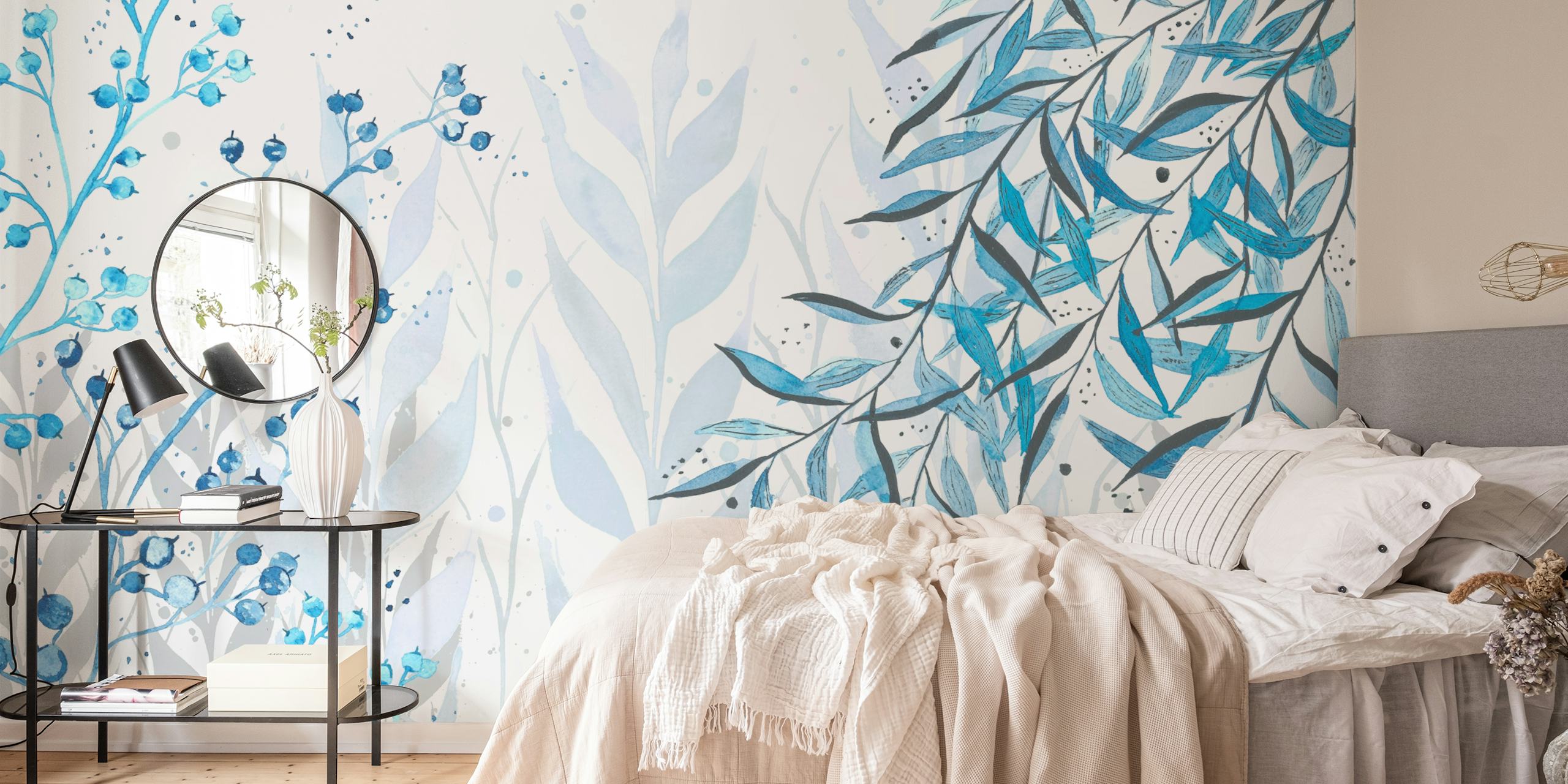 Modrá botanická nástěnná tapeta v pokoji