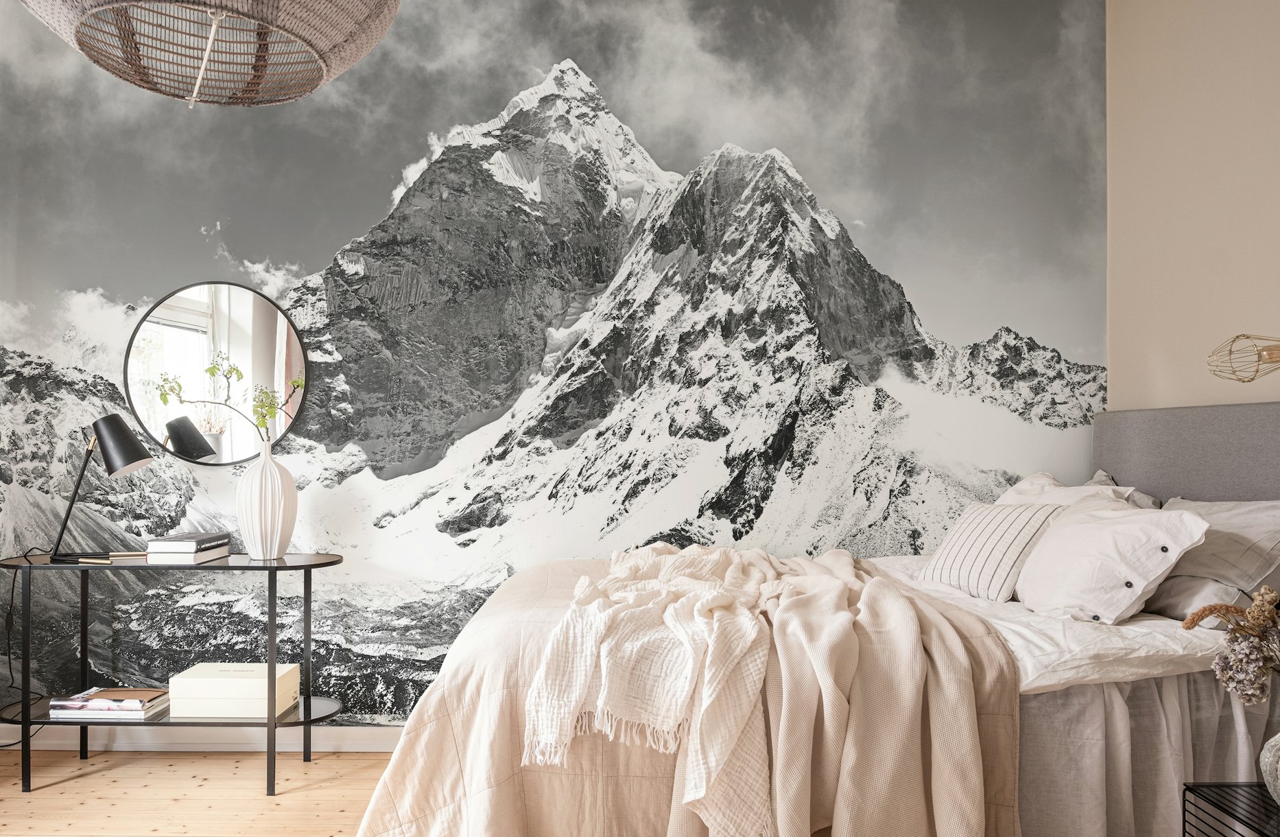 Black and white mountains wallpaper