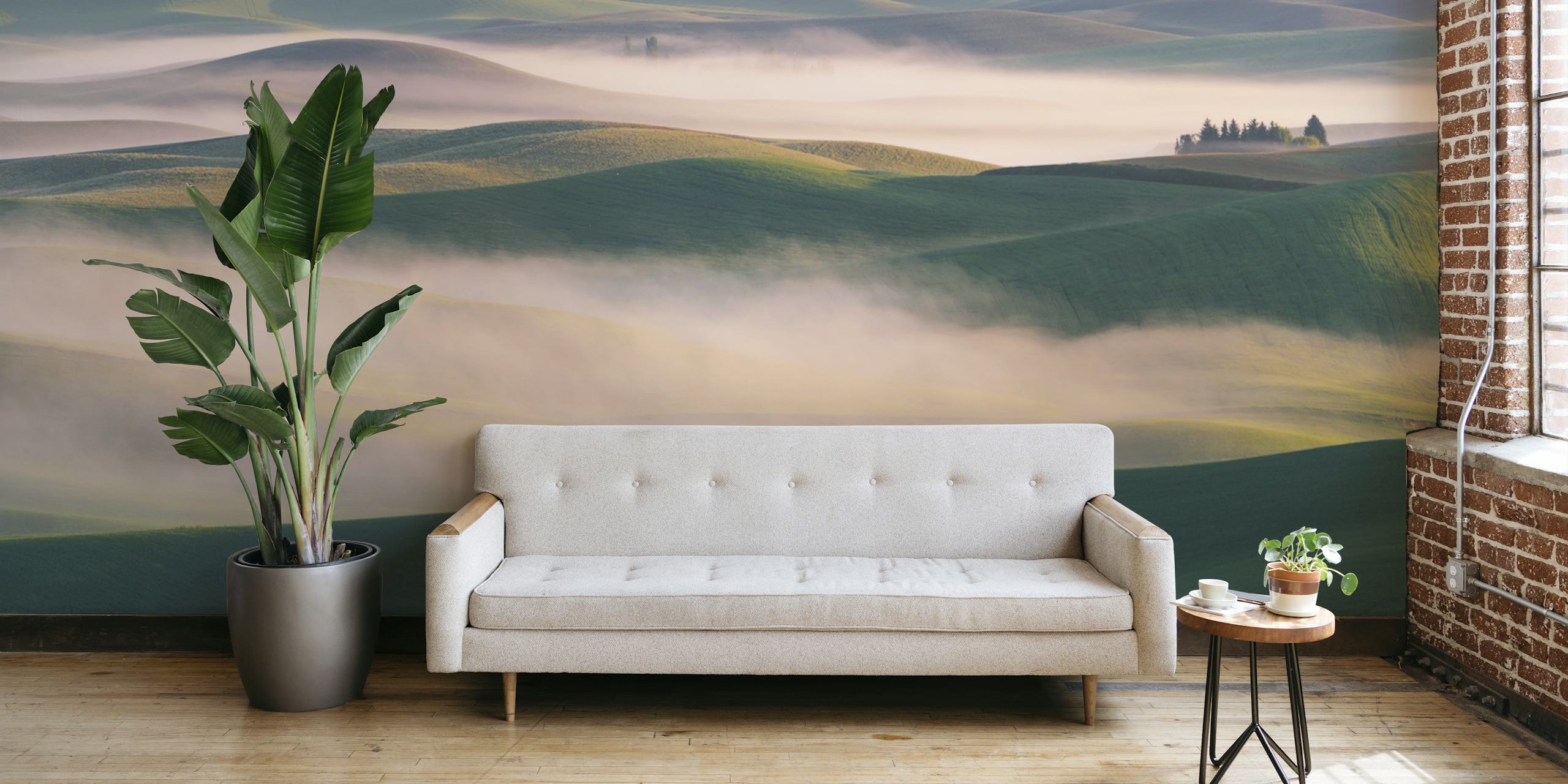 Tapeta s zelenim brežuljcima i jutarnjom maglom