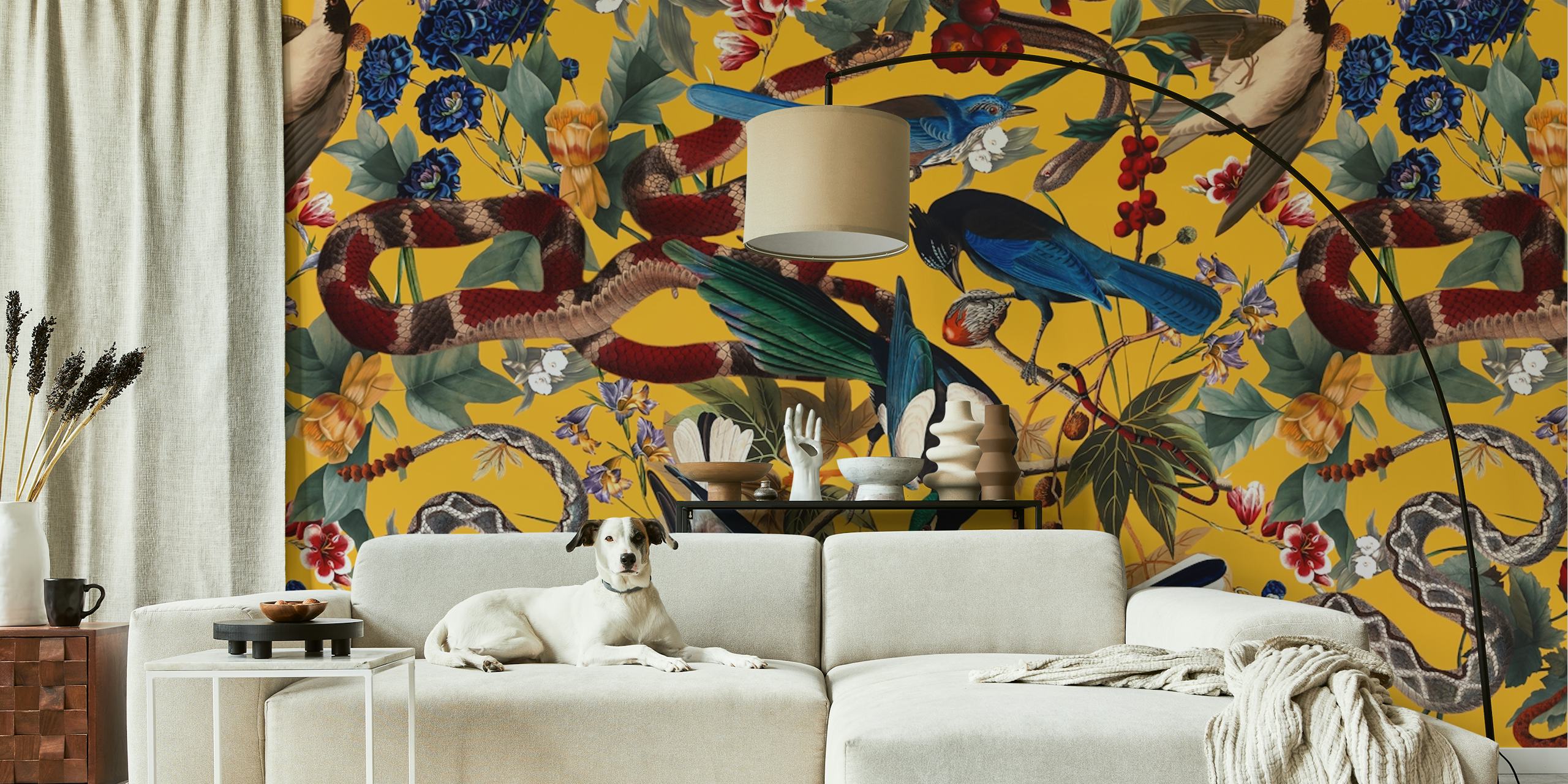 Kolorowa fototapeta z leśnymi zwierzętami i zagrożeniami wśród kwiatów na złotym tle