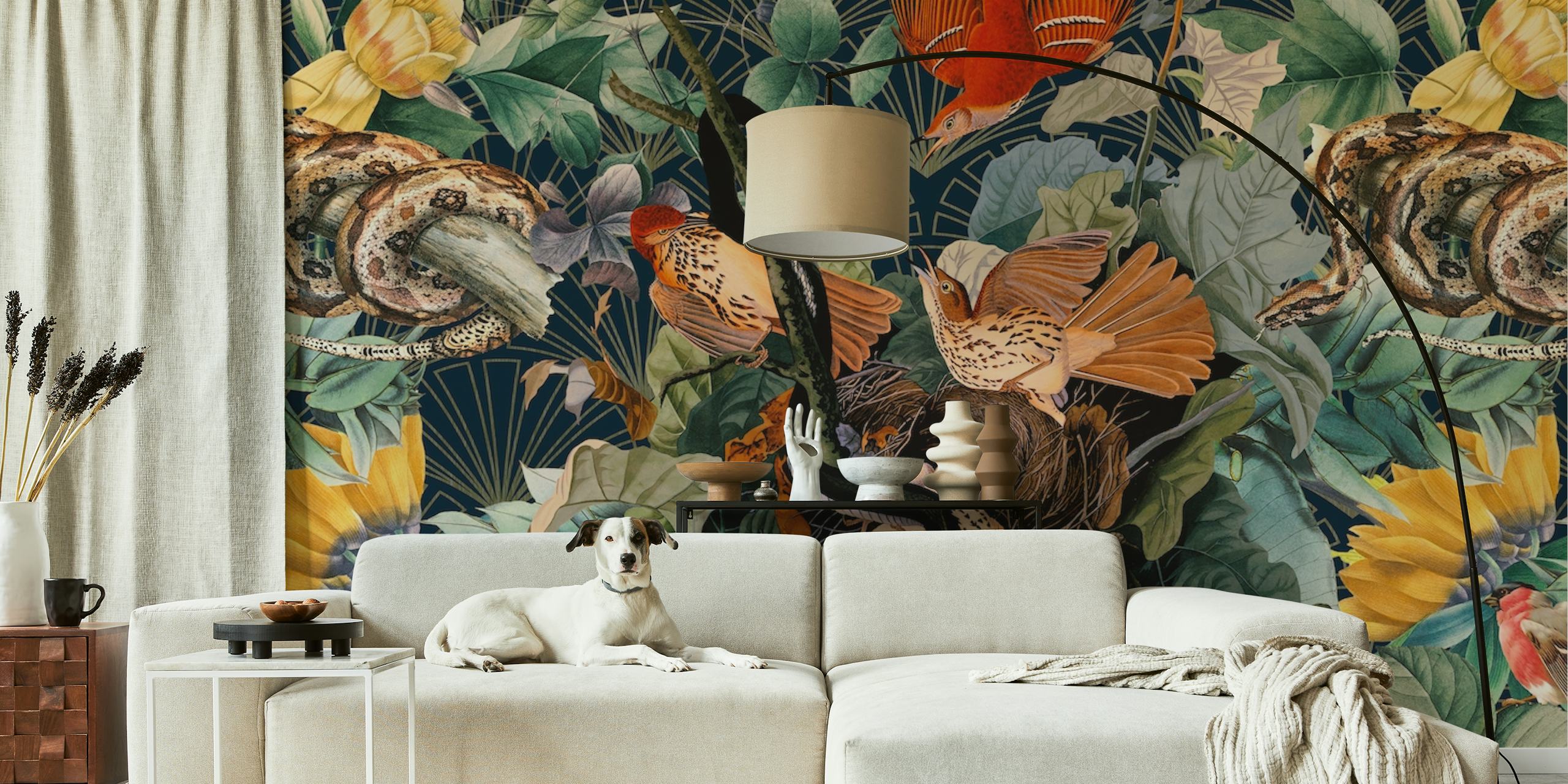 Levendig fotobehang met exotische vogels en slangen te midden van weelderig groen