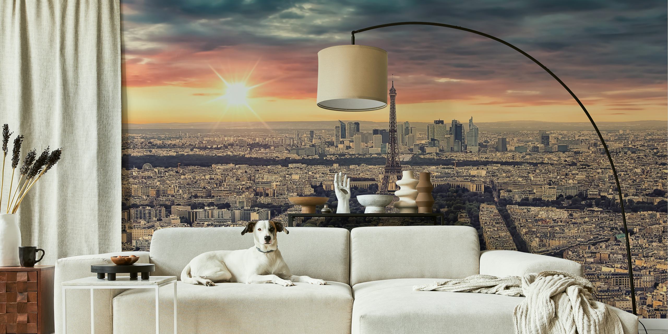Eiffelturm und Pariser Skyline während eines goldenen Sonnenuntergangs