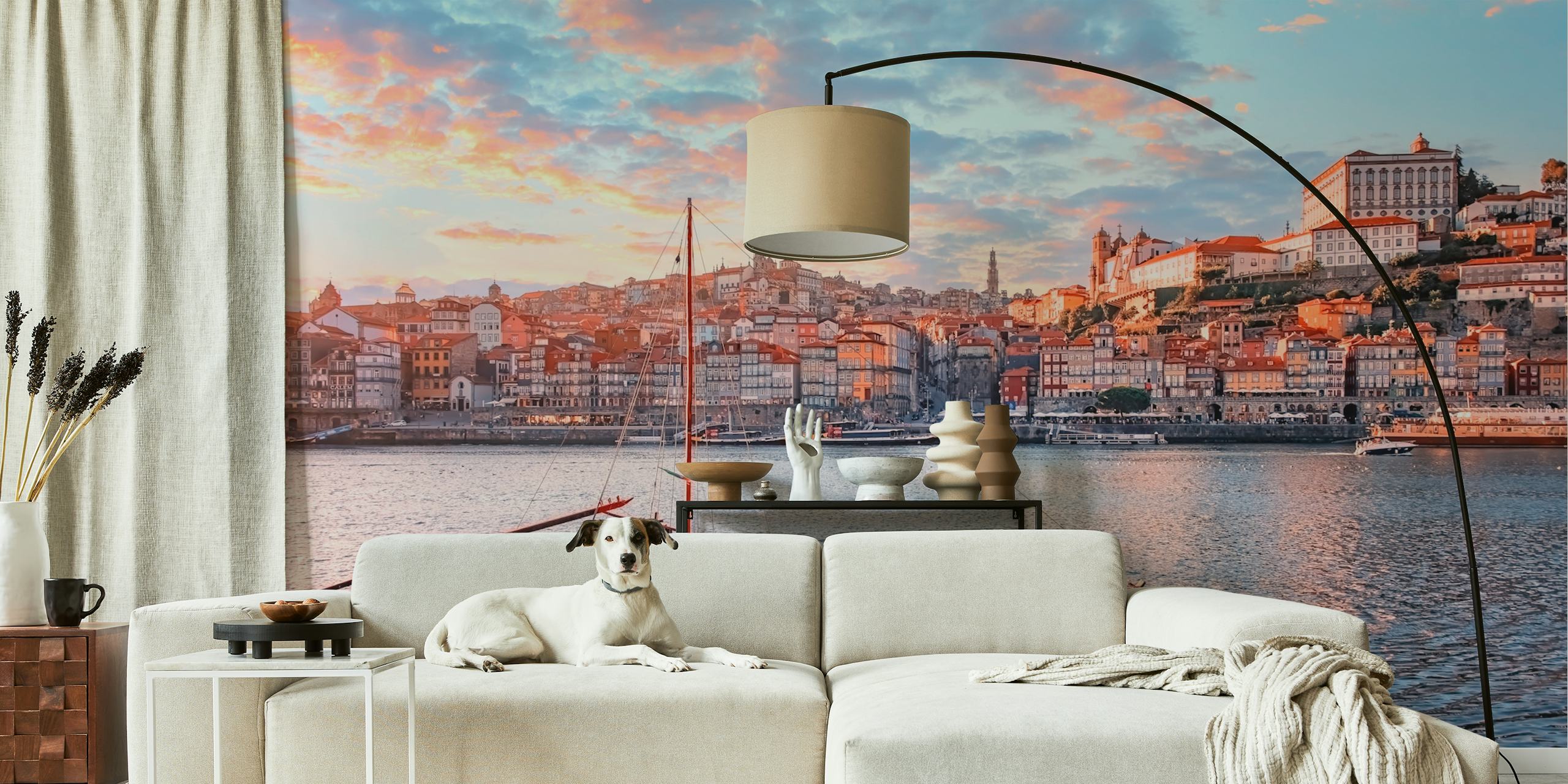 Fototapeta przedstawiająca pejzaż Porto o zachodzie słońca z dachami z terakoty i tradycyjną łodzią na rzece Douro