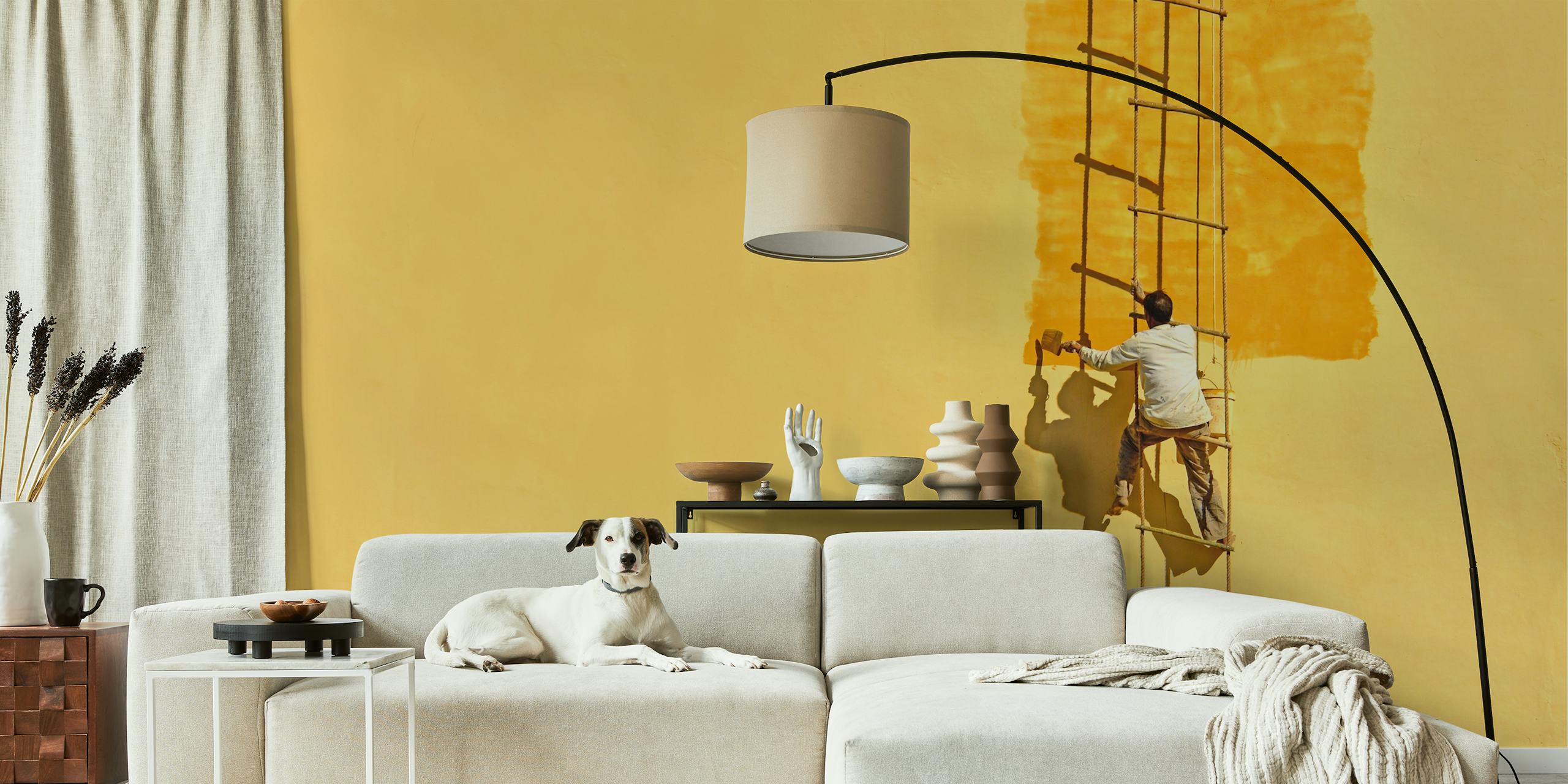 Pintor mostrado em silhueta na escada contra o fotomural vinílico amarelo