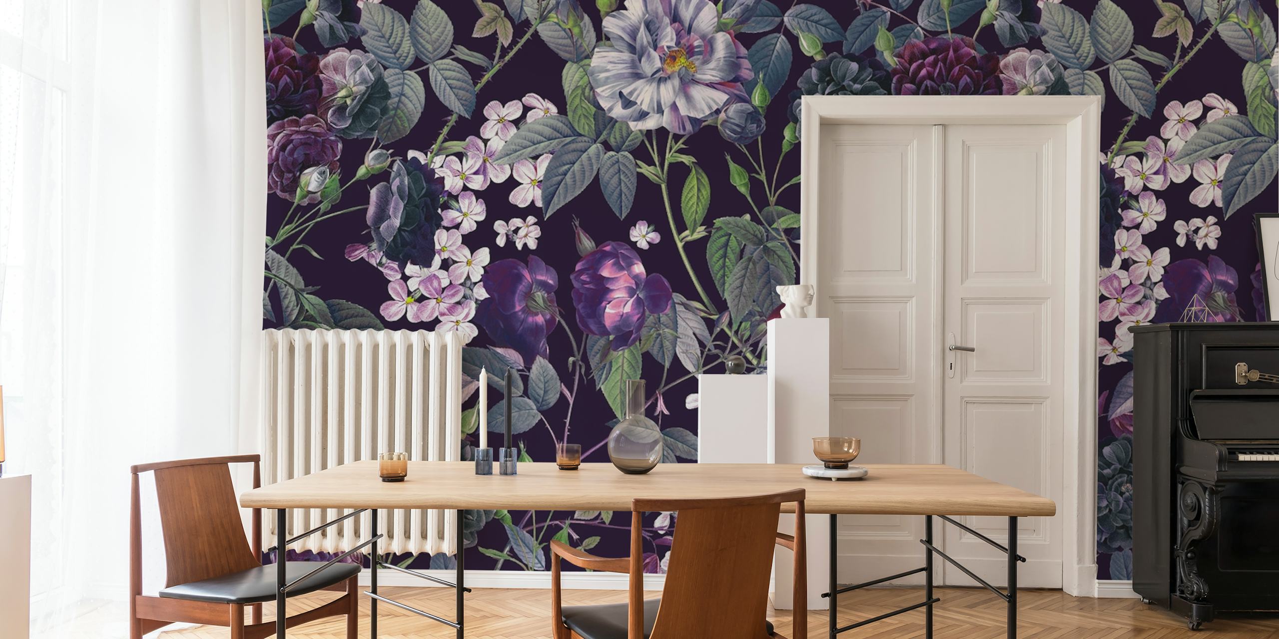 Tamni, bujni ružičnjak noću zidni mural koji prikazuje bogato cvijeće i lišće.