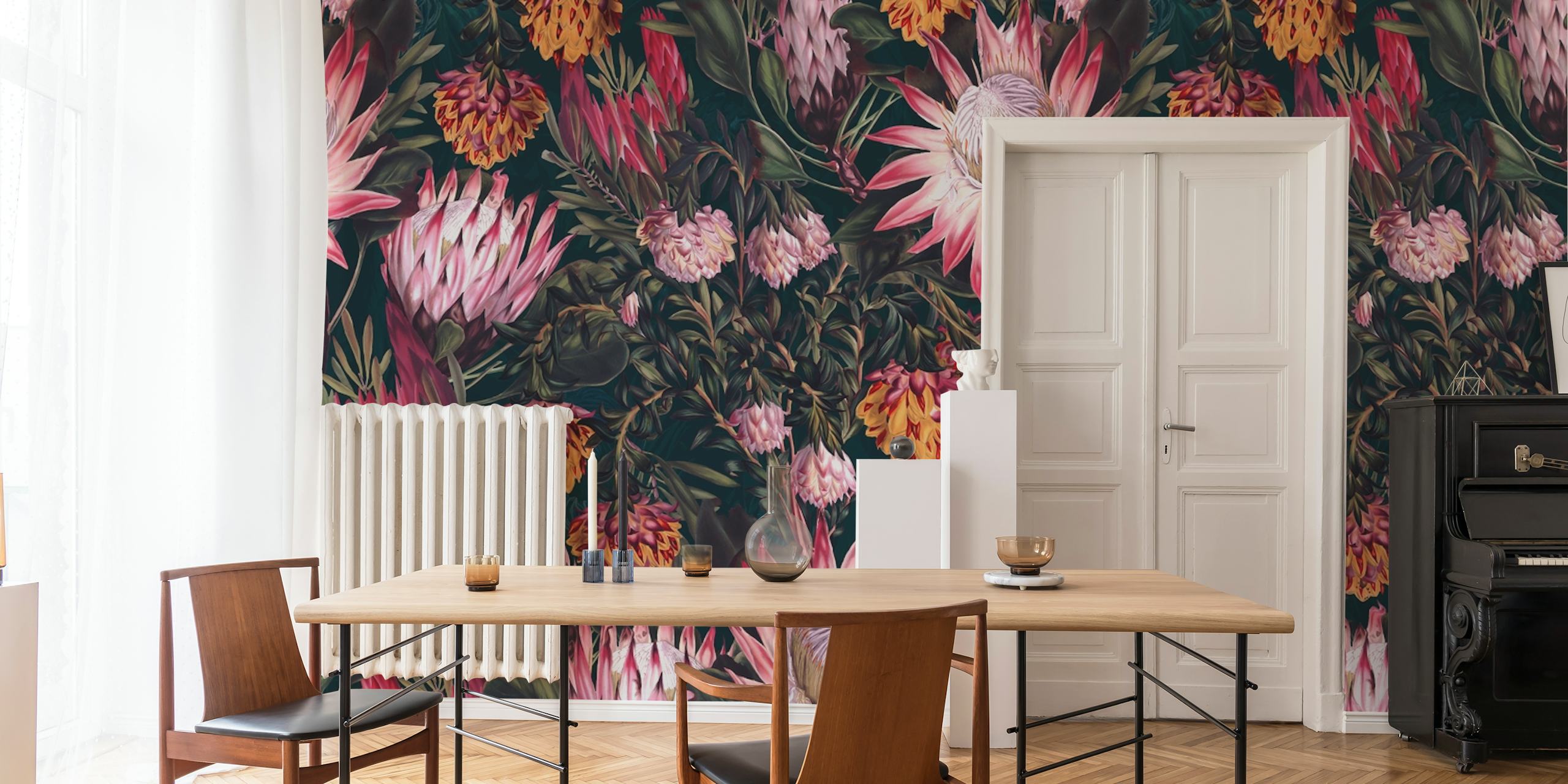 Fotomural flores y follaje de protea sobre fondo oscuro