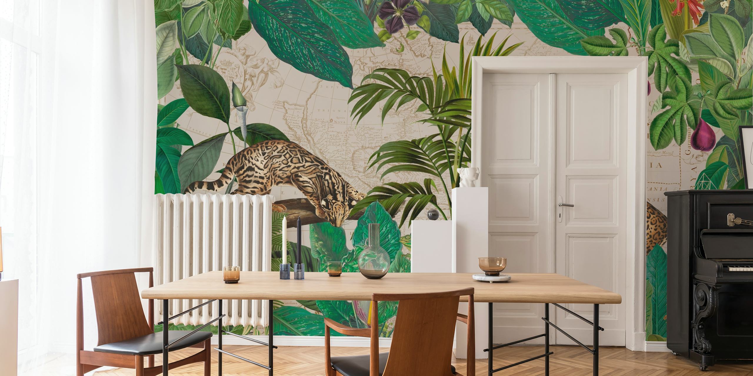 Fotobehang van twee wilde junglekatten te midden van een dicht tropisch bladpatroon met subtiele bloemaccenten.