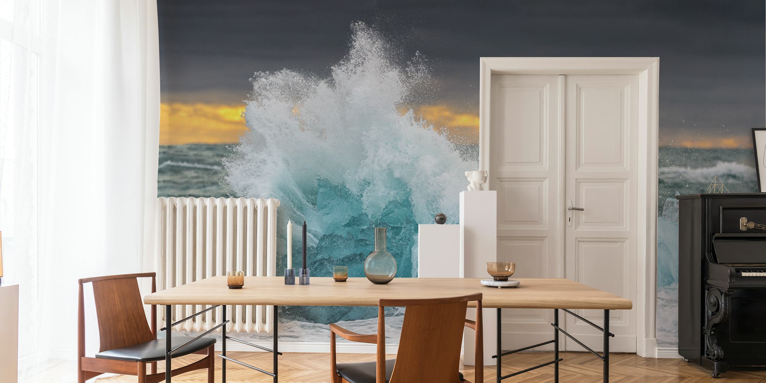 Ola azul helada rompiendo en el océano contra un oscuro cielo tormentoso