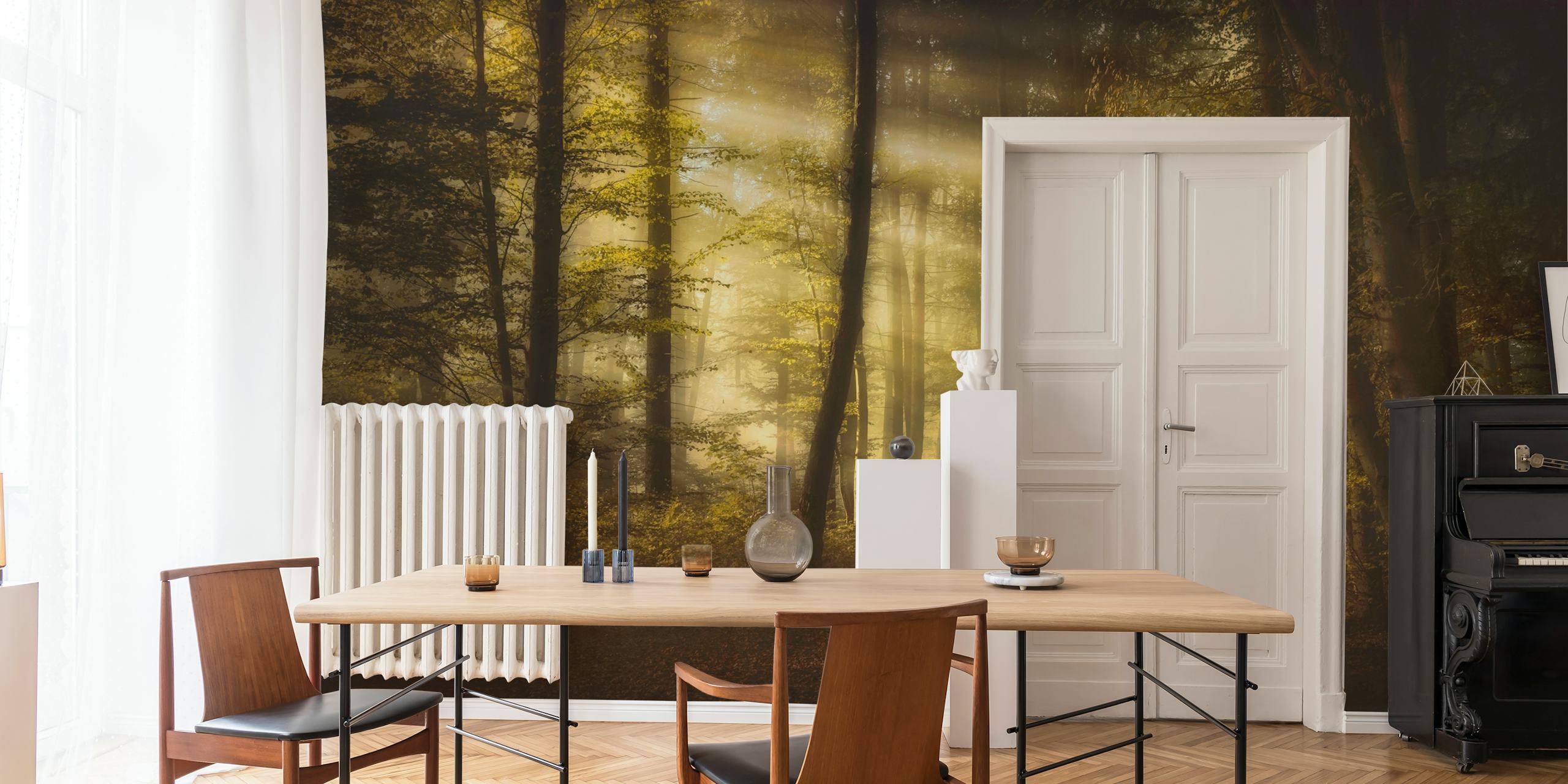 Syksyinen metsä, jossa auringonsäteet tunkeutuvat puiden läpi seinämaalaukseen