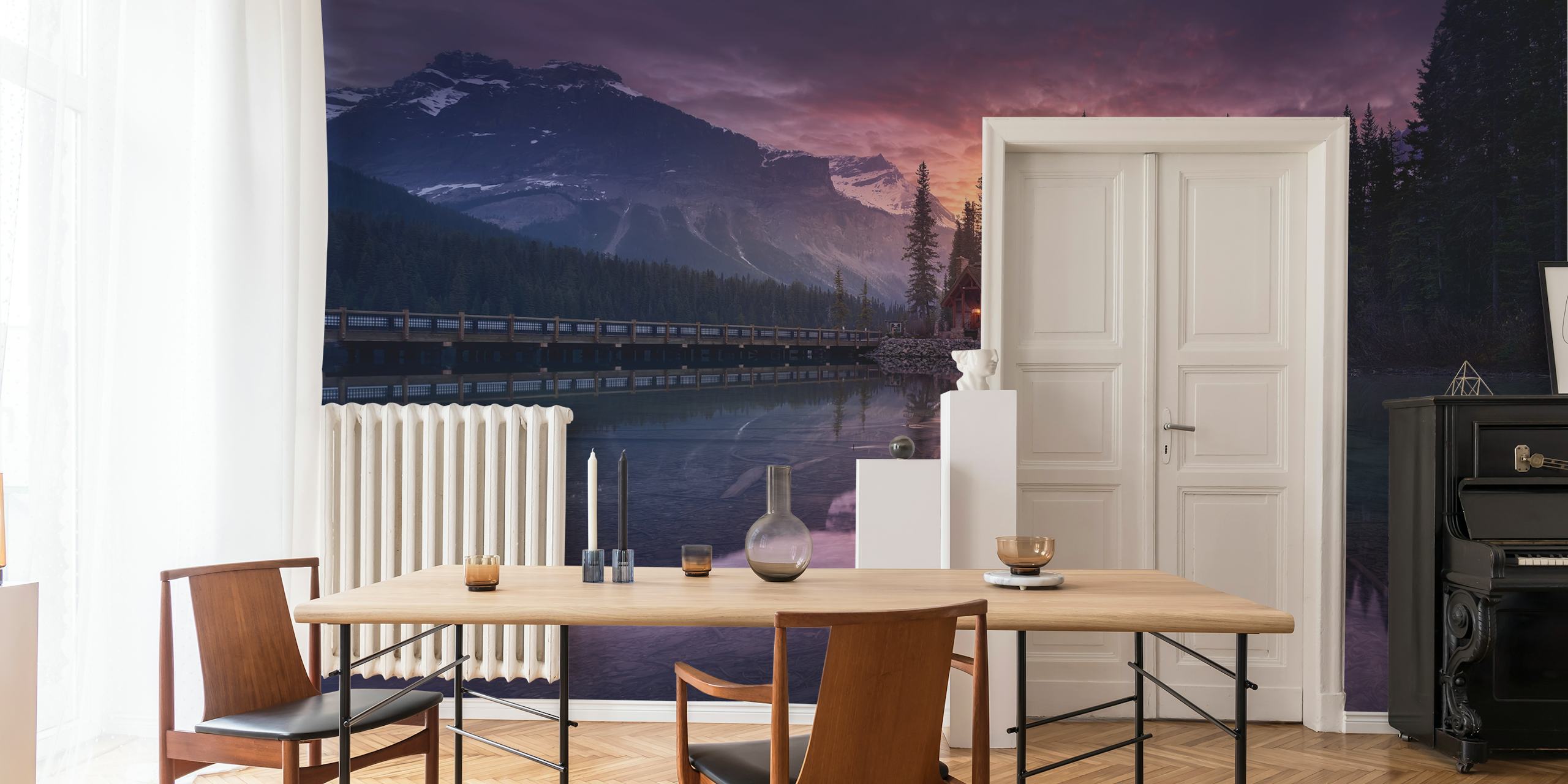 Serene zonsopgang boven een meer met een hut en bergen op de achtergrond