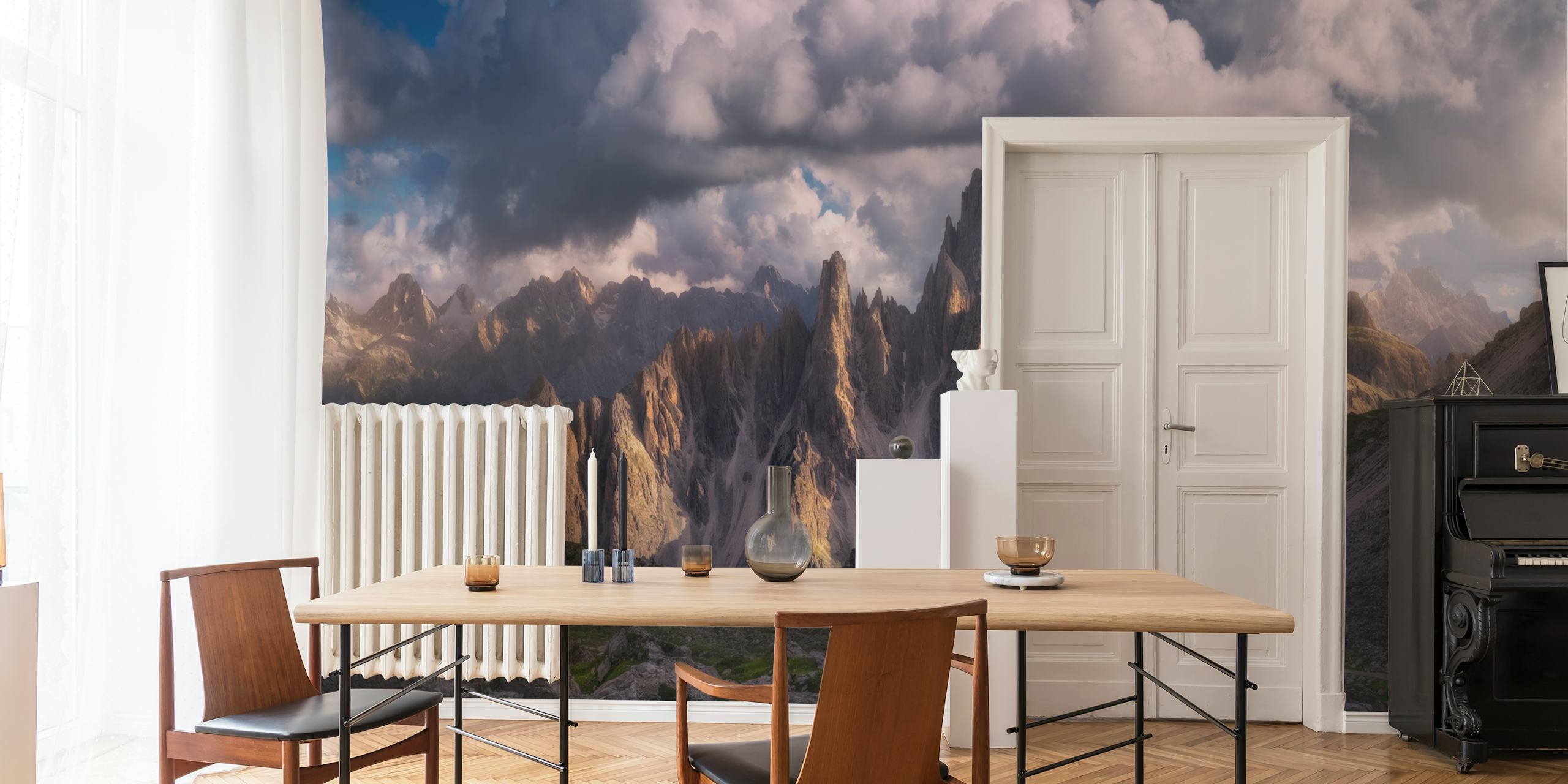 Dramatisch berglandschap fotobehang met dynamische wolken