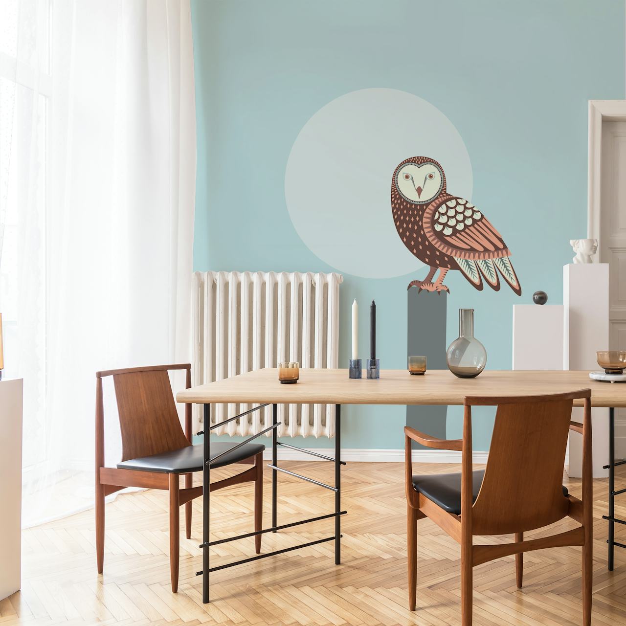 Steenuil, gezeten onder een maan