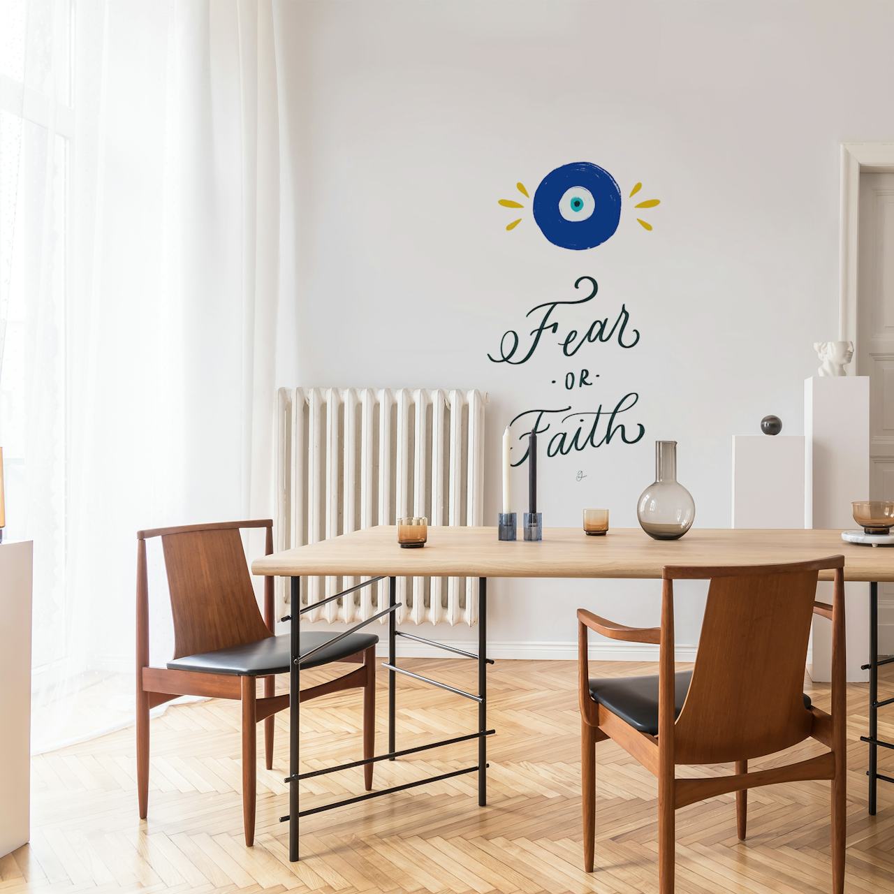 Fear or Faith Art wallpaper in una stanza