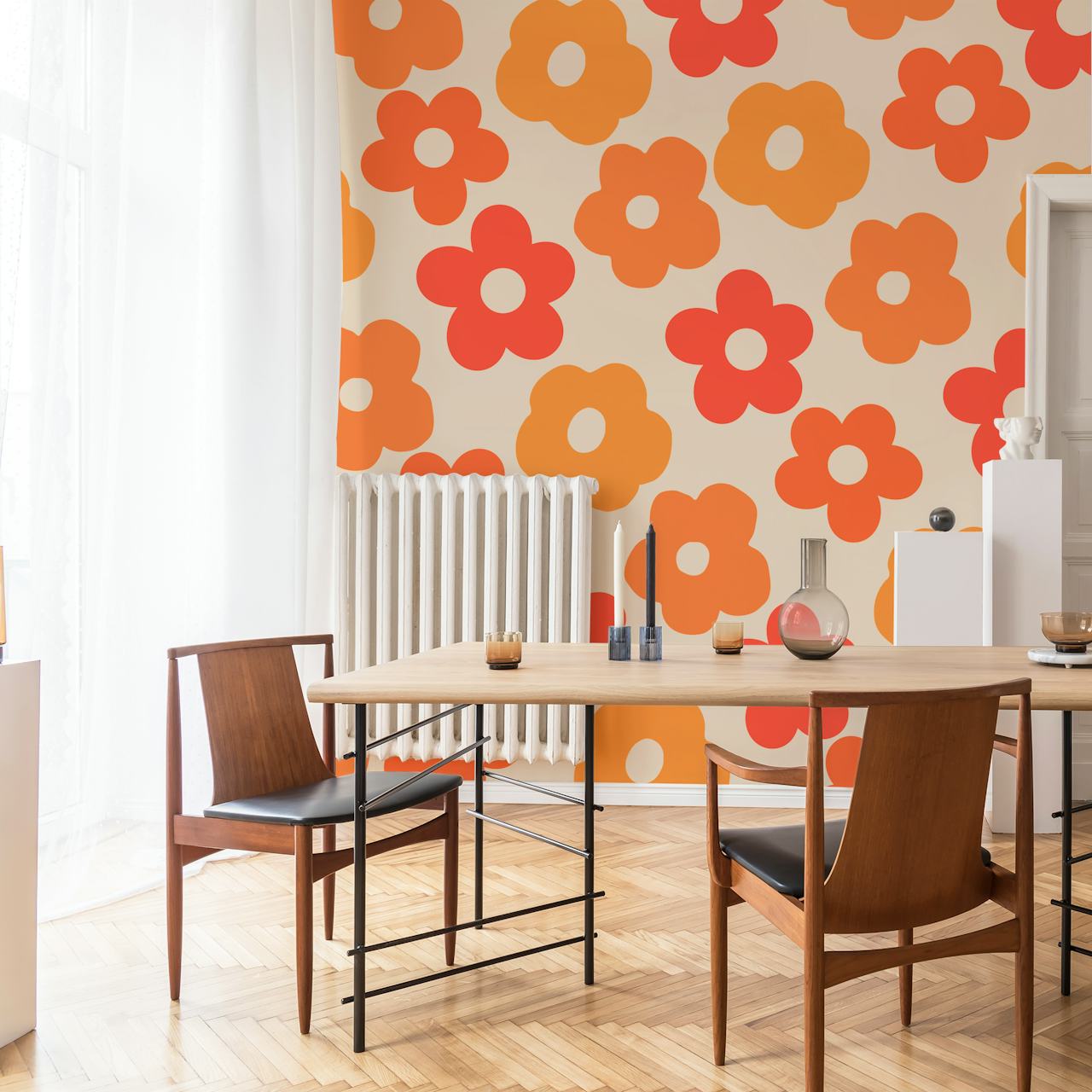 Retro tusenfryd 1970-tallsfarger veggmaleri med oransje og gule blomster på en beige bakgrunn