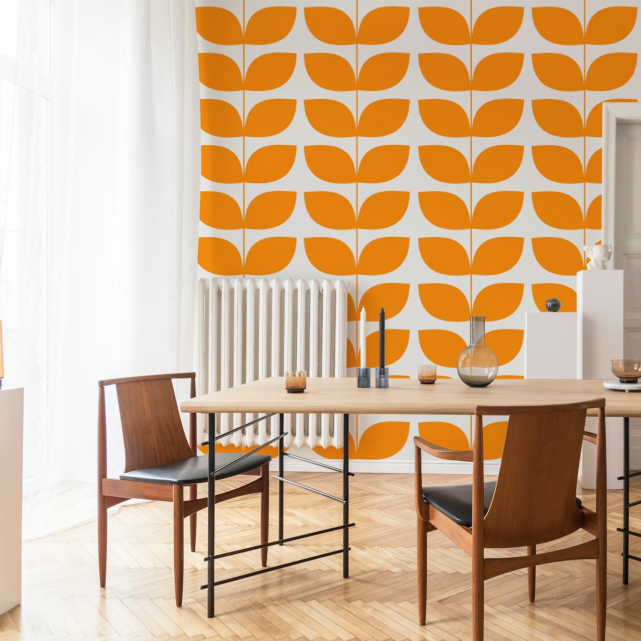 Danish Pattern Orange papel pintado en una habitación