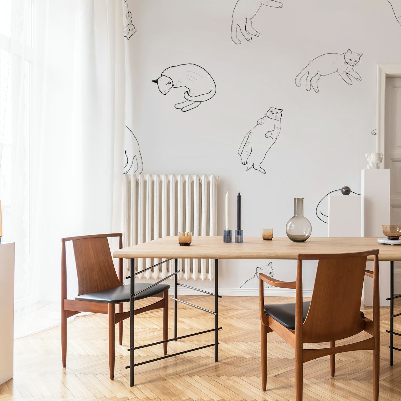 Sketch-tyyliset kissat saumattomalla valkoisella taustalla olevalla seinämaalauksella