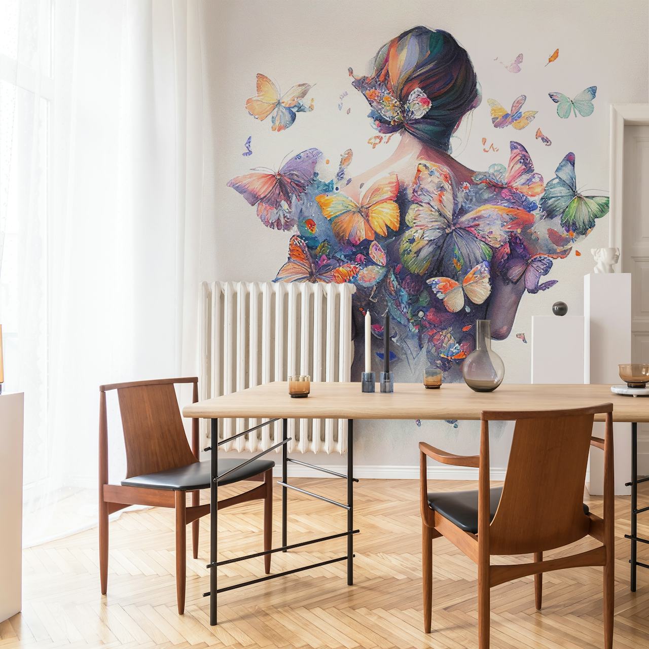 Mural artístico em aquarela da silhueta de uma mulher com borboletas