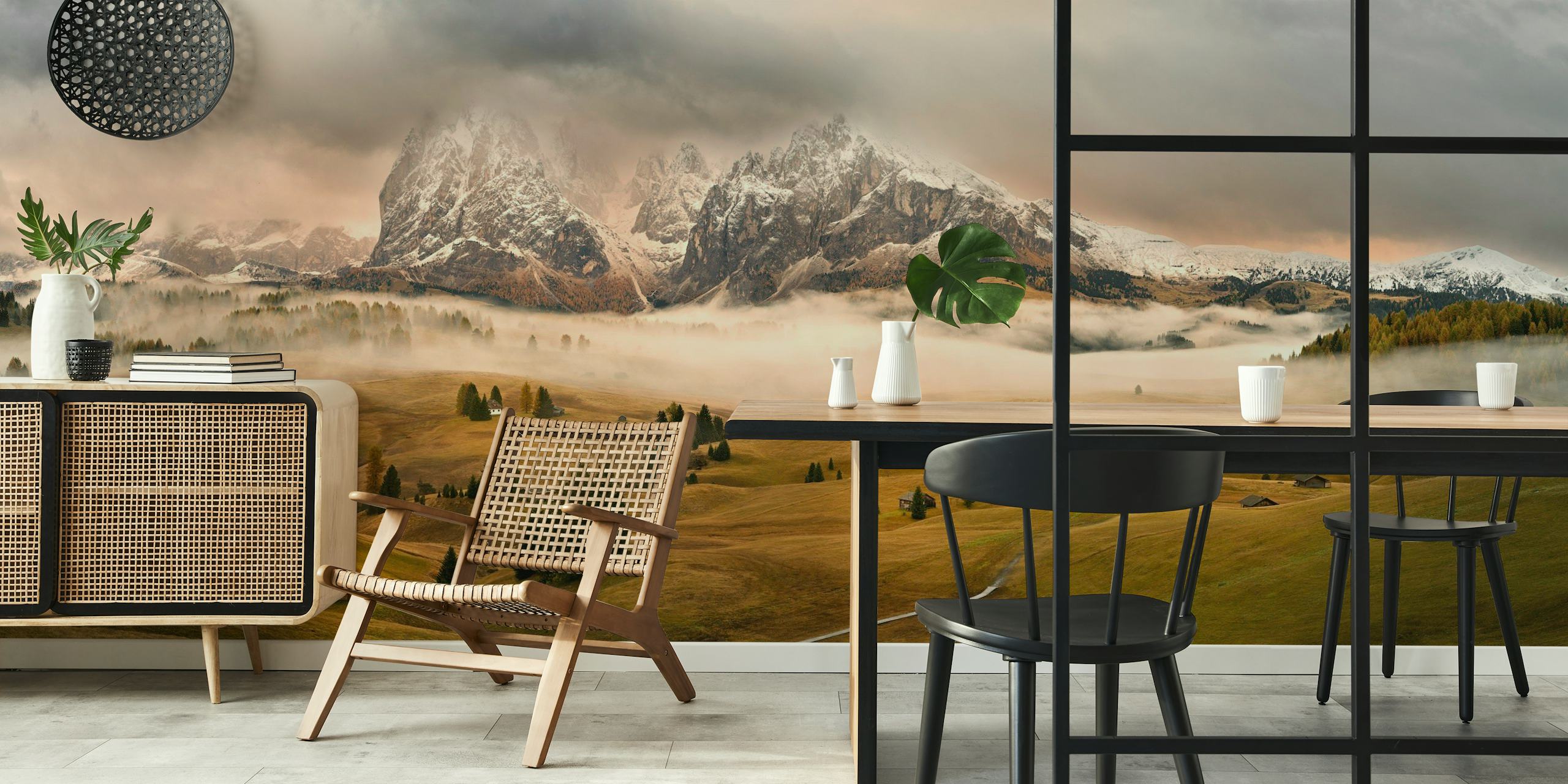 Panoramische muurschildering in de Dolomieten met mist en weilanden