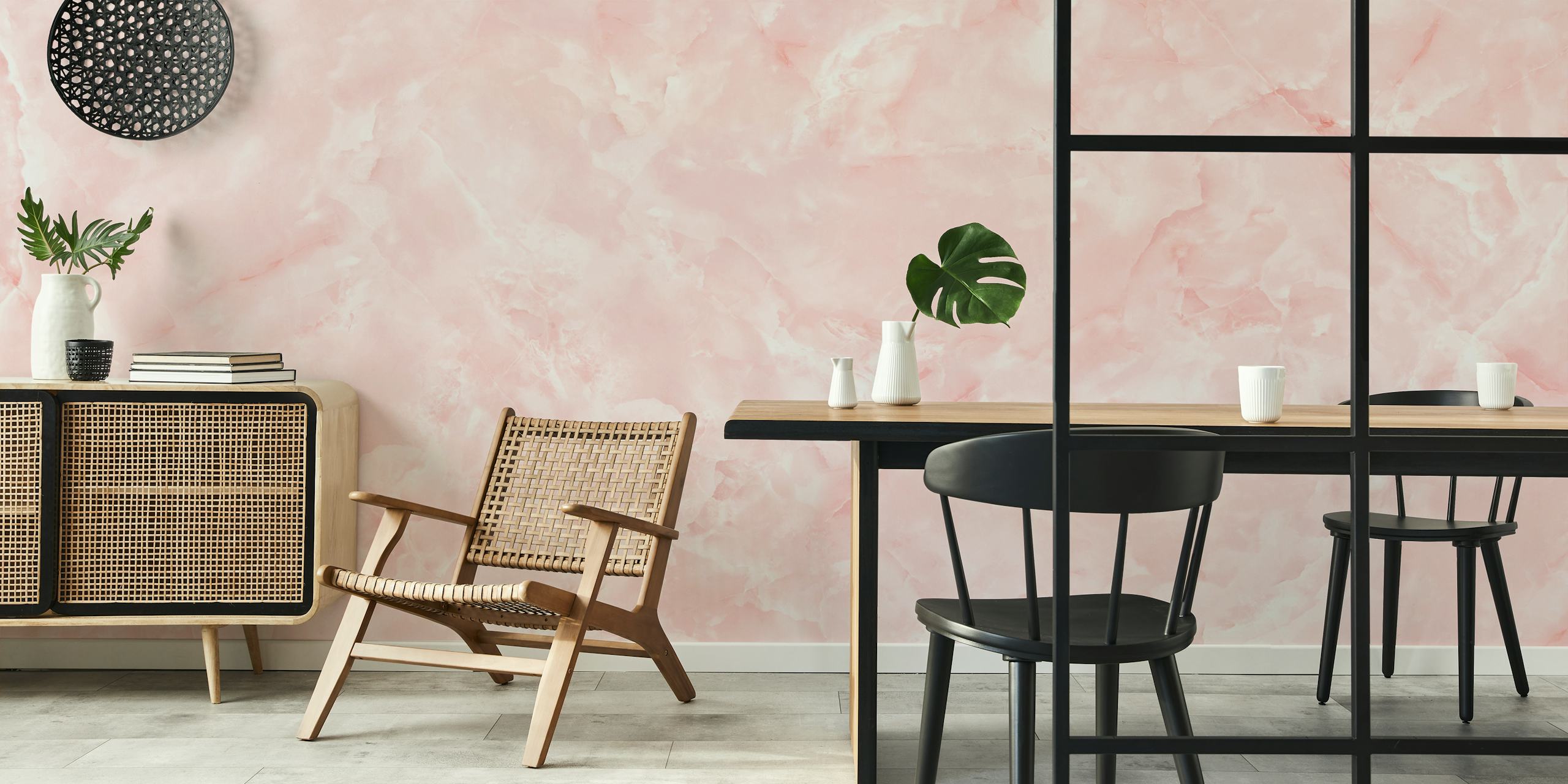 Pink Onyx Marble -tapetti esiteltynä huoneessa