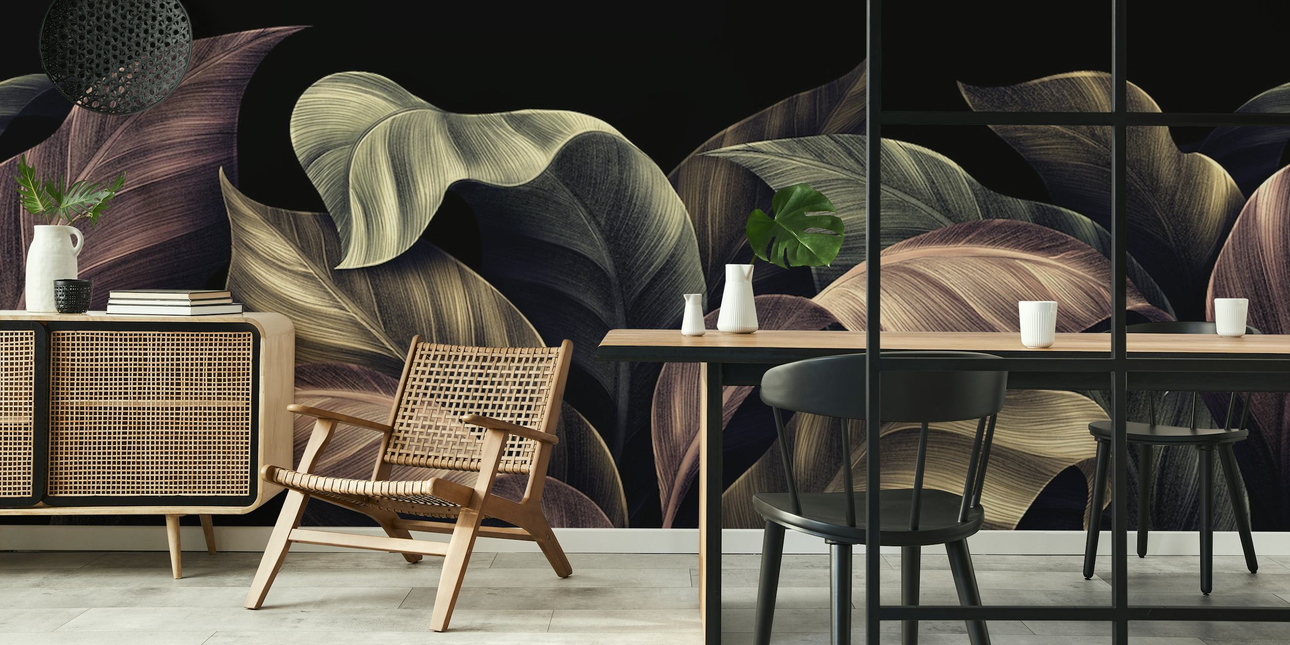 Elegante donkere tropische bladeren muurschildering voor een luxe interieur