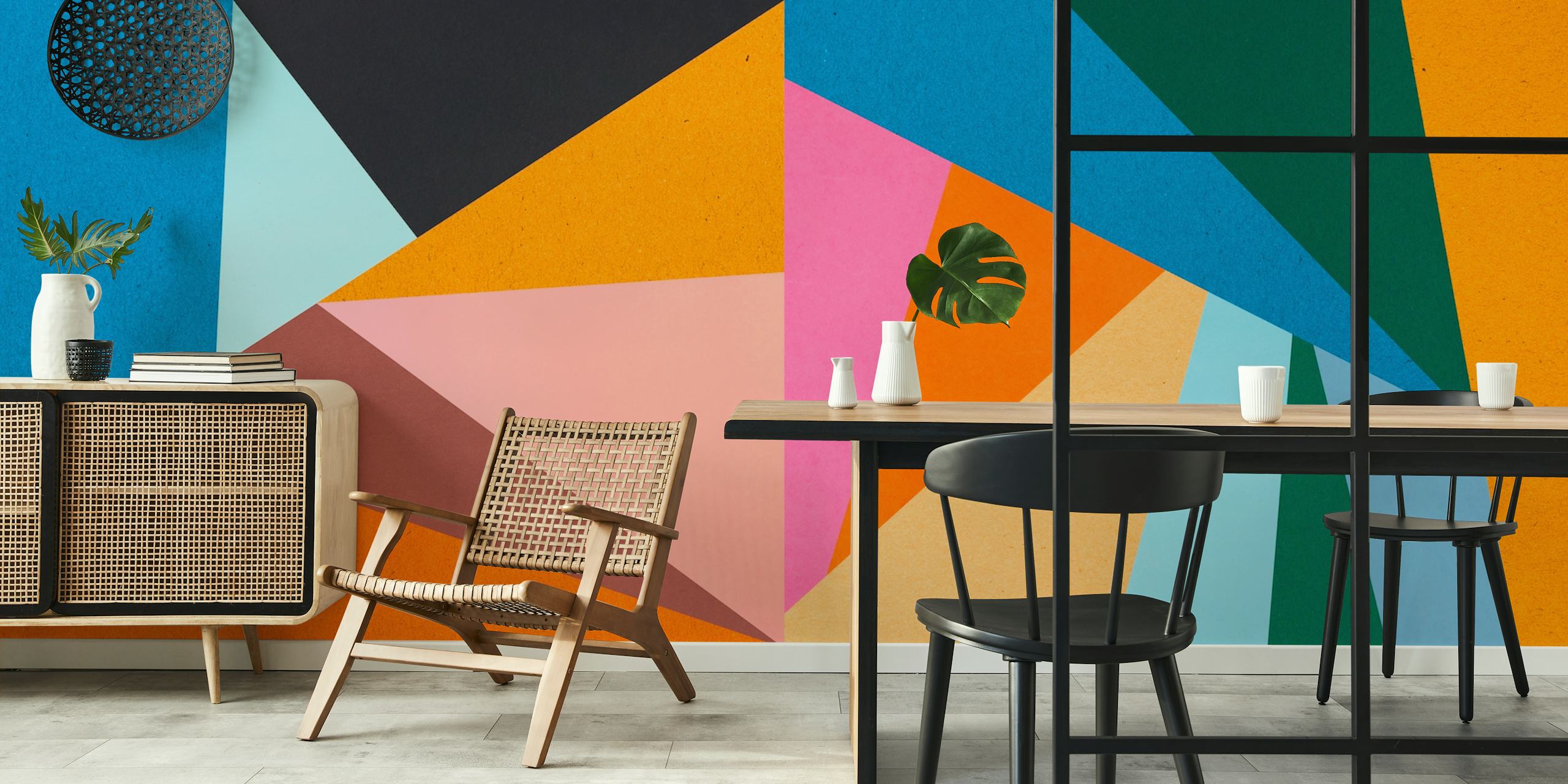 Χρωματιστό γεωμετρικό σχέδιο τοιχογραφίας με μια σειρά από φωτεινά τρίγωνα.