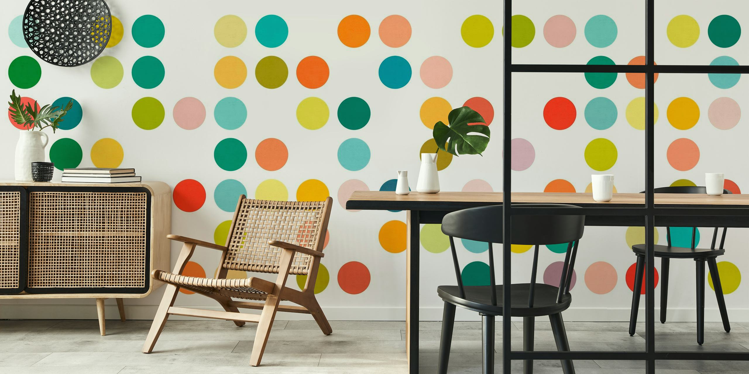 Värikäs pistekuvioinen seinämaalaus, jossa on monikokoisia ympyröitä eri sävyissä