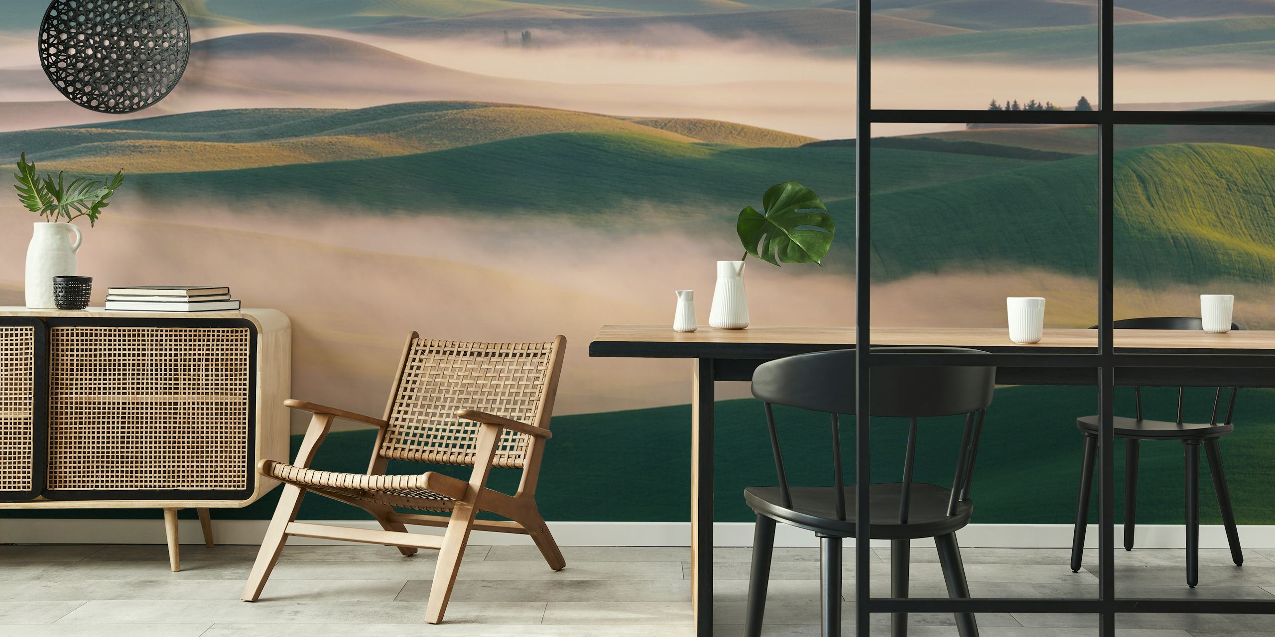 Tapeta s zelenim brežuljcima i jutarnjom maglom