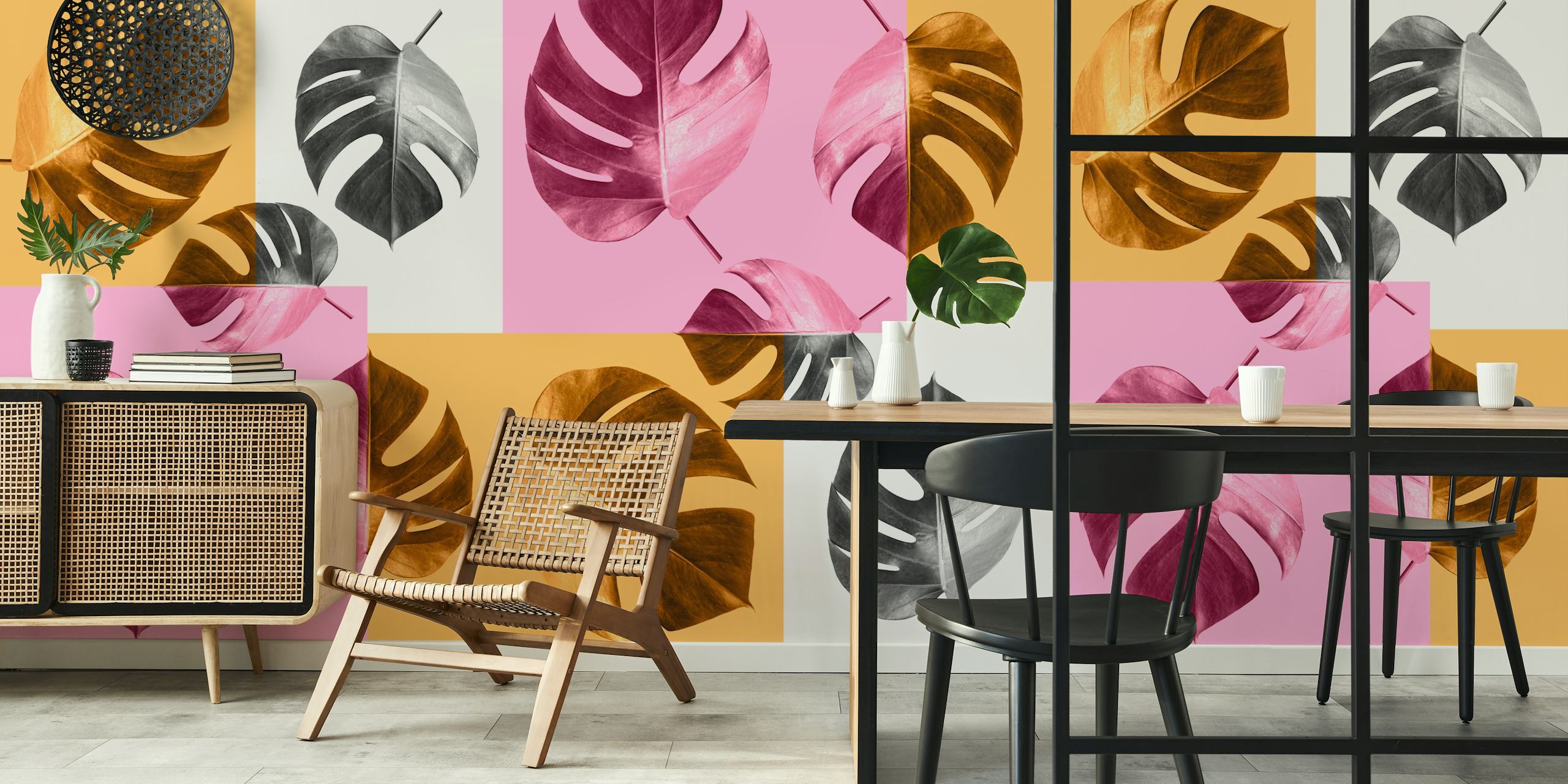 Tropical Leaves Composition muurschildering met een mix van blush, crème en monochrome bladpatronen op een veelkleurige achtergrond