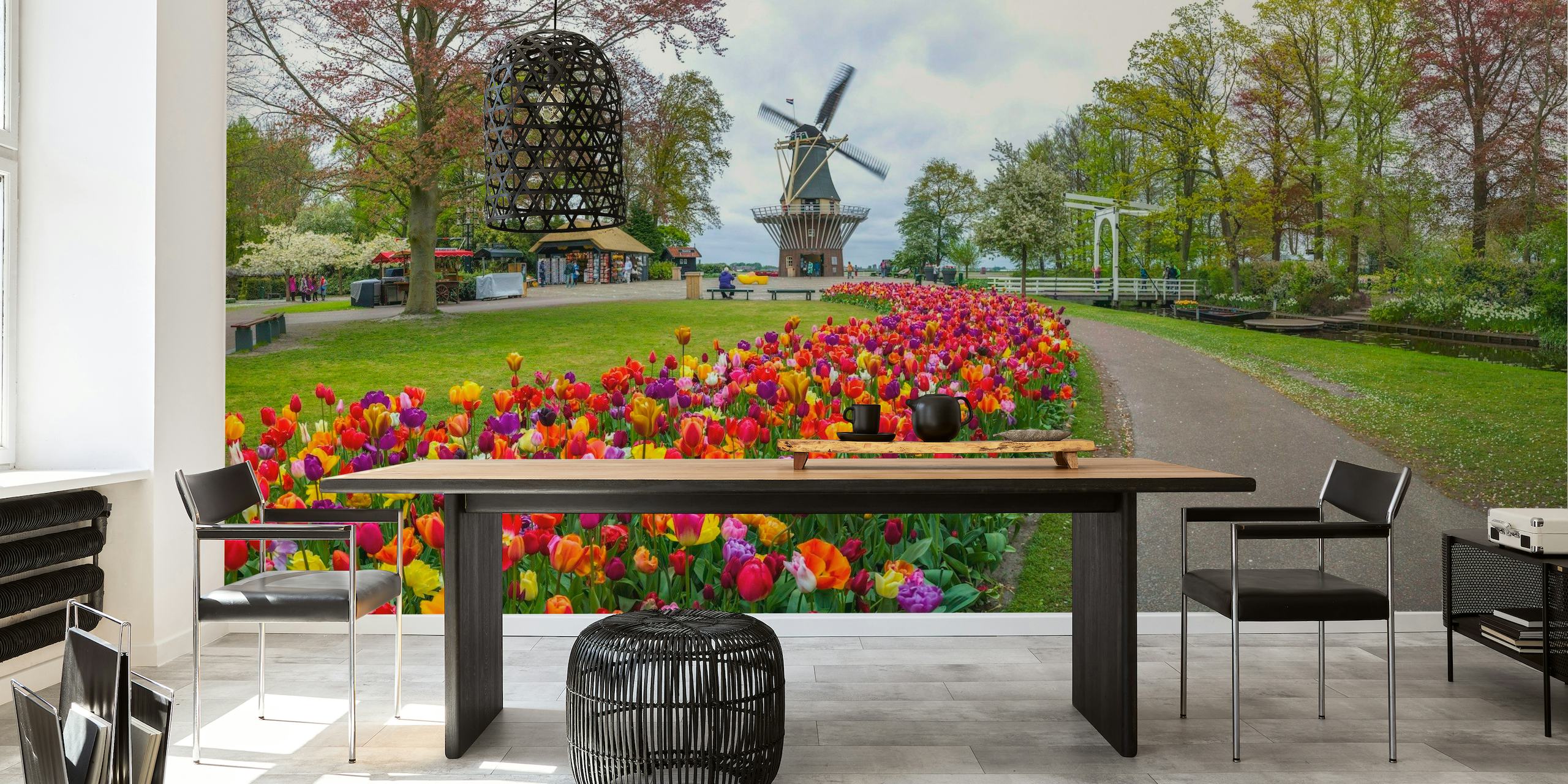 zářivé tulipánové pole s nástěnnou malbou větrný mlýn