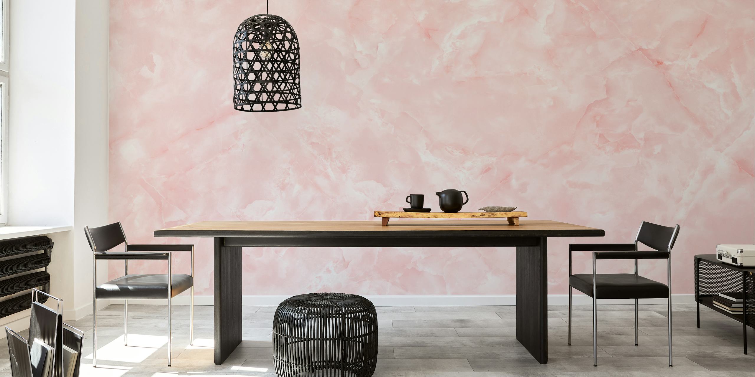 Pink Onyx Marble -tapetti esiteltynä huoneessa