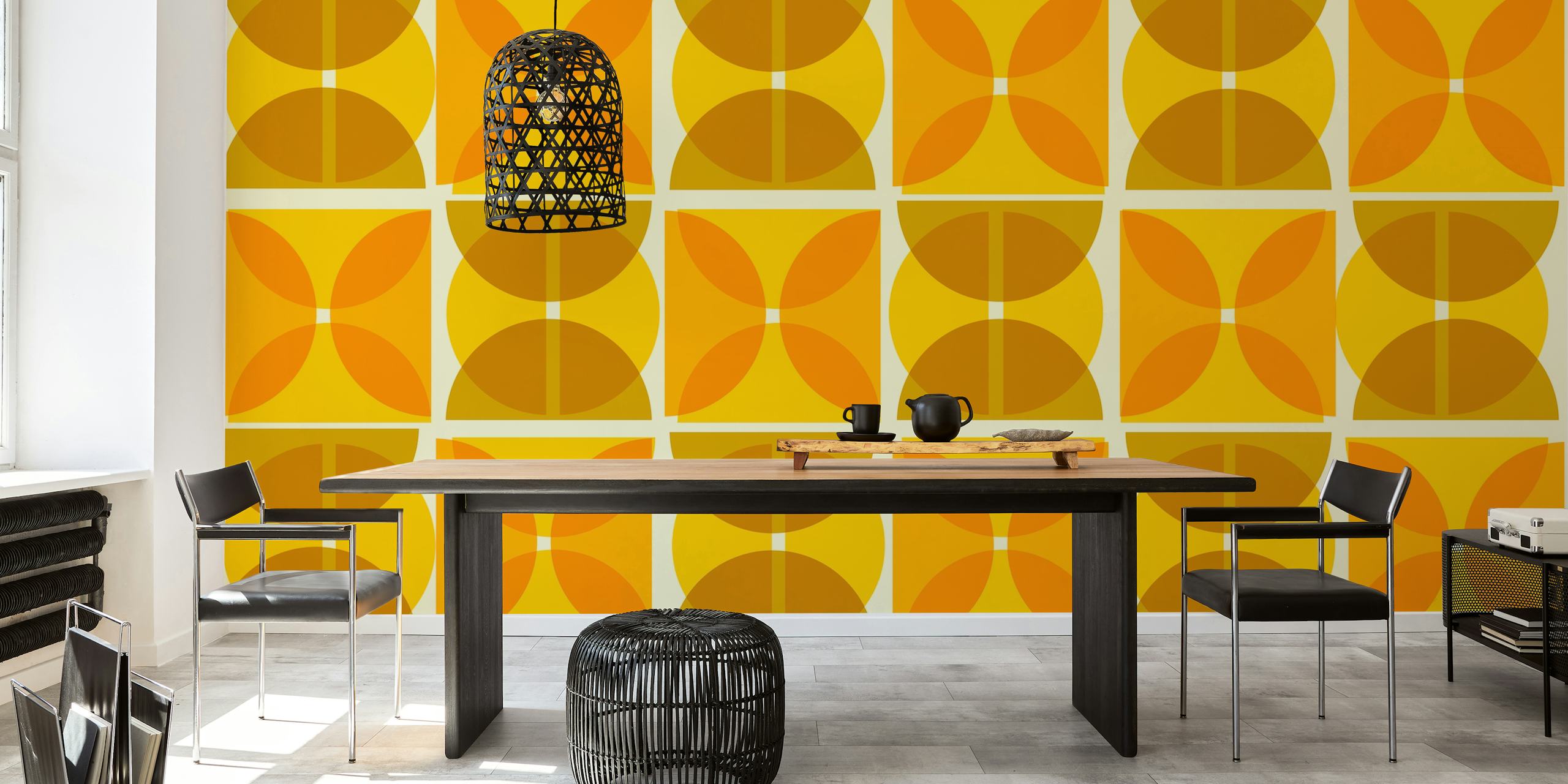 Bauhausin inspiroima seinämaalaus abstrakteilla geometrisillä muodoilla keltaisen ja ruskean sävyissä