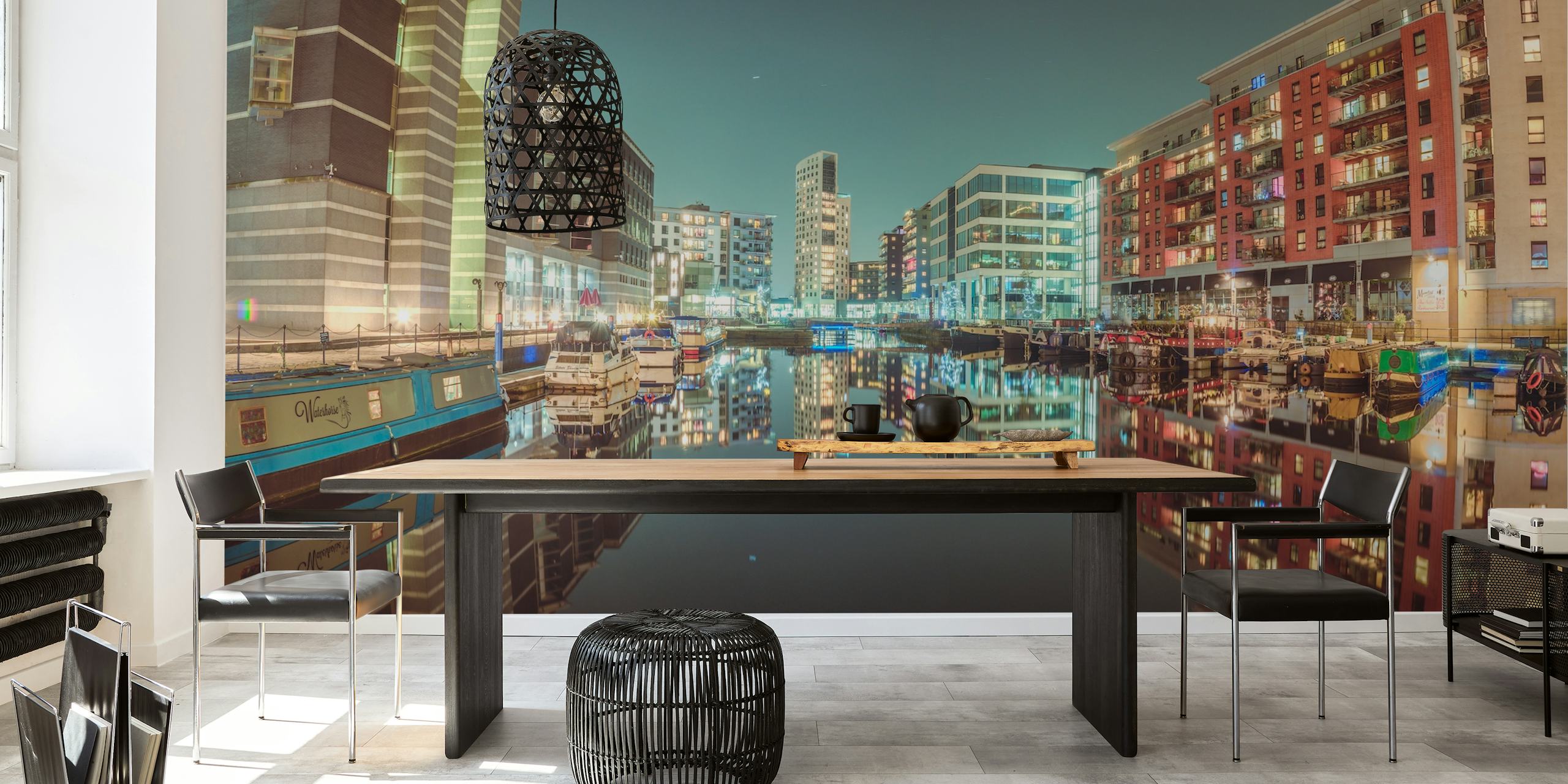 Urban cityscape τη νύχτα με συμμετρικούς...αντανακλάσεις στο νερό