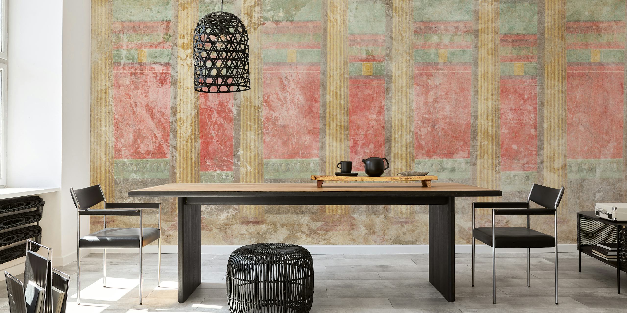 Tapeta Antique Roman Fresco Red wyeksponowana w pokoju.