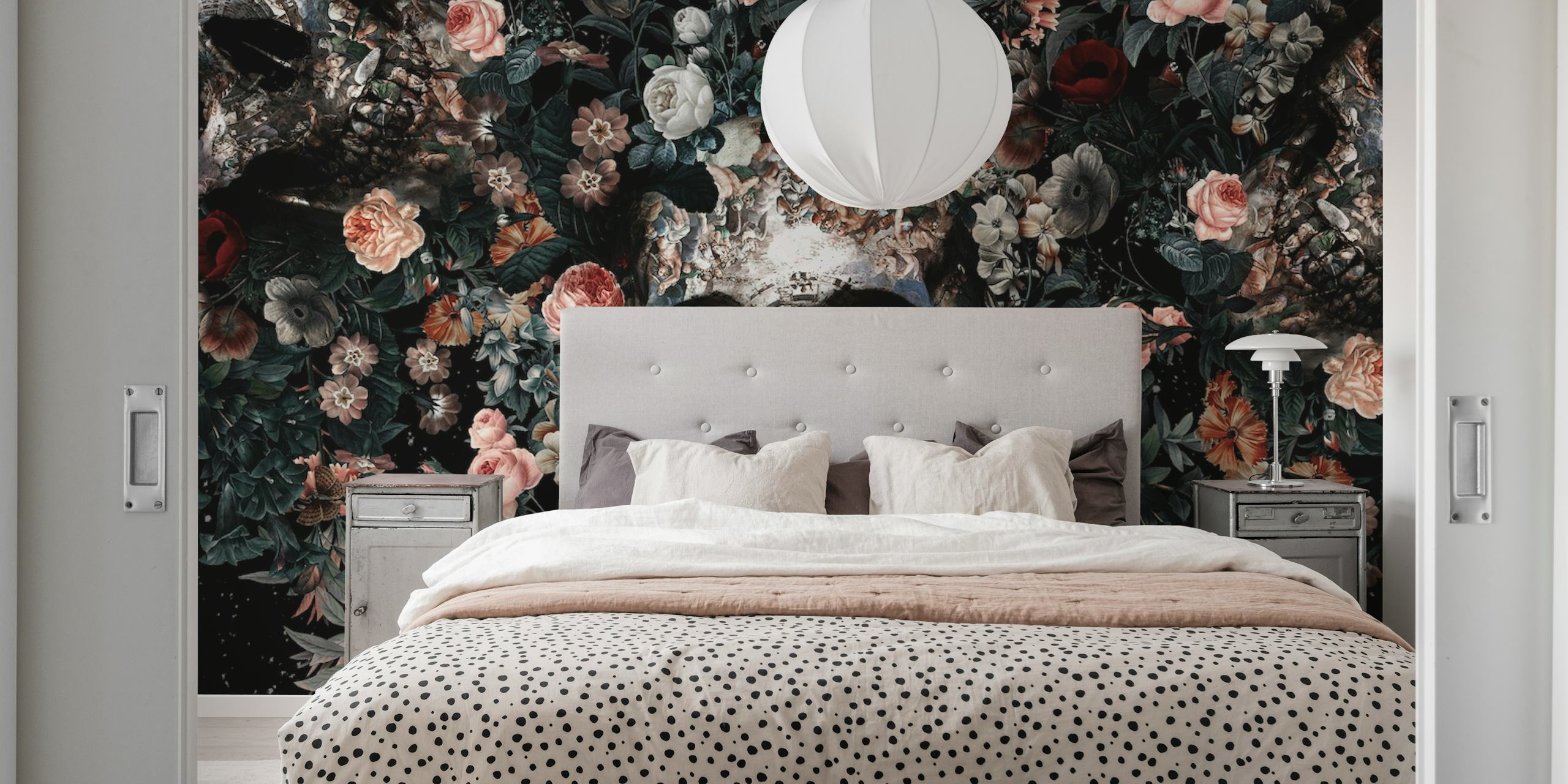 Skull and Floral pattern tapetti huoneessa