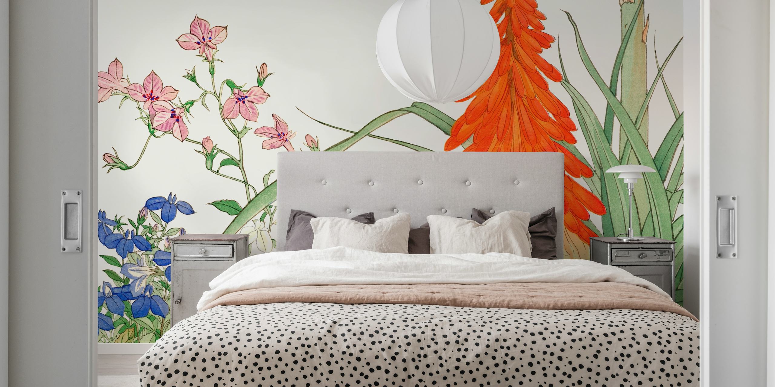 Skandinaavisen vaikutelman saanut kukka-seinämaalaus, jossa joukko luonnonkukkia vaaleanpunaisen, sinisen ja punaisen sävyissä neutraalilla taustalla.