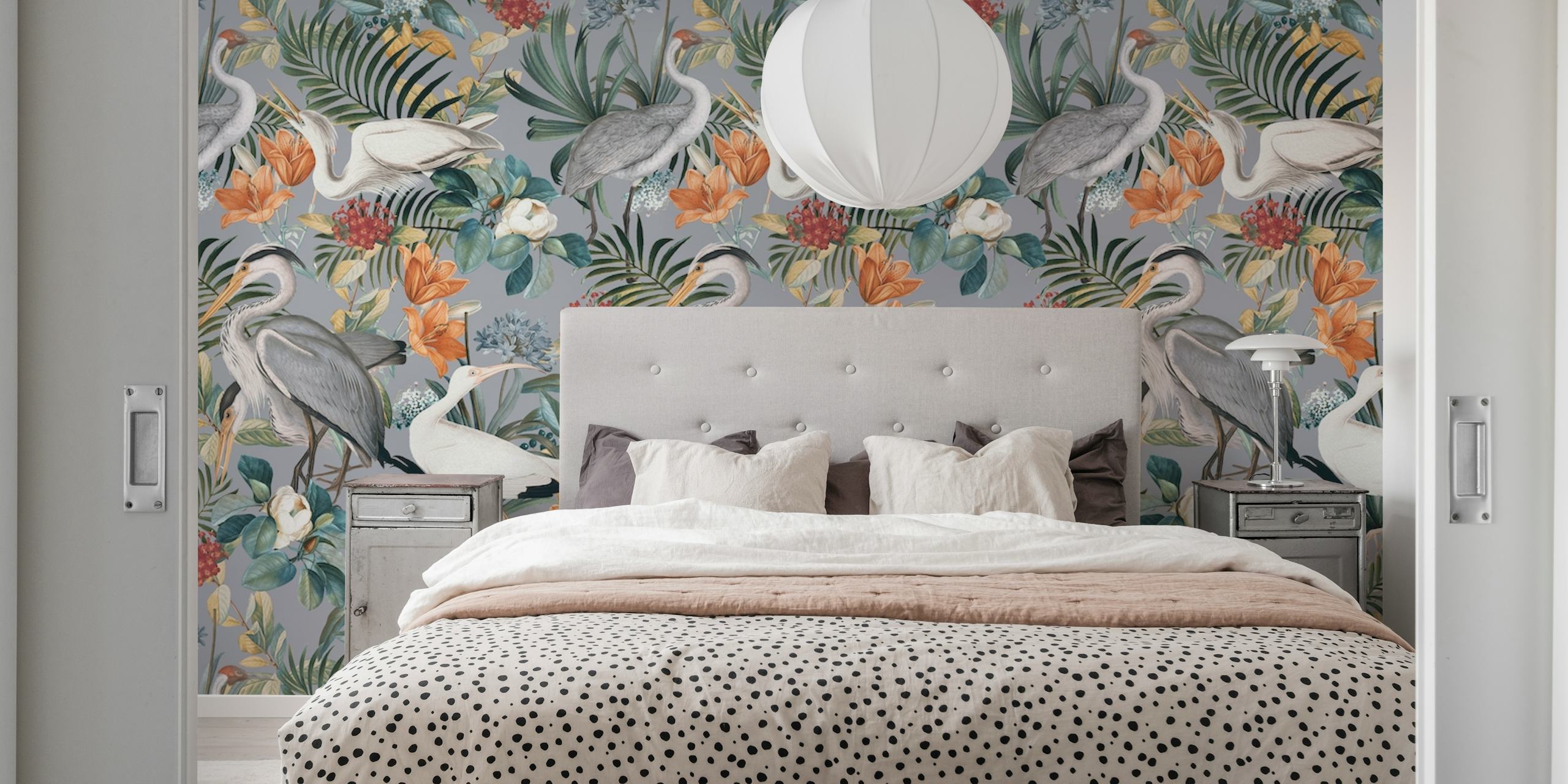 Un tranquillo murale con scena di giardino con aironi, vegetazione lussureggiante e fiori colorati