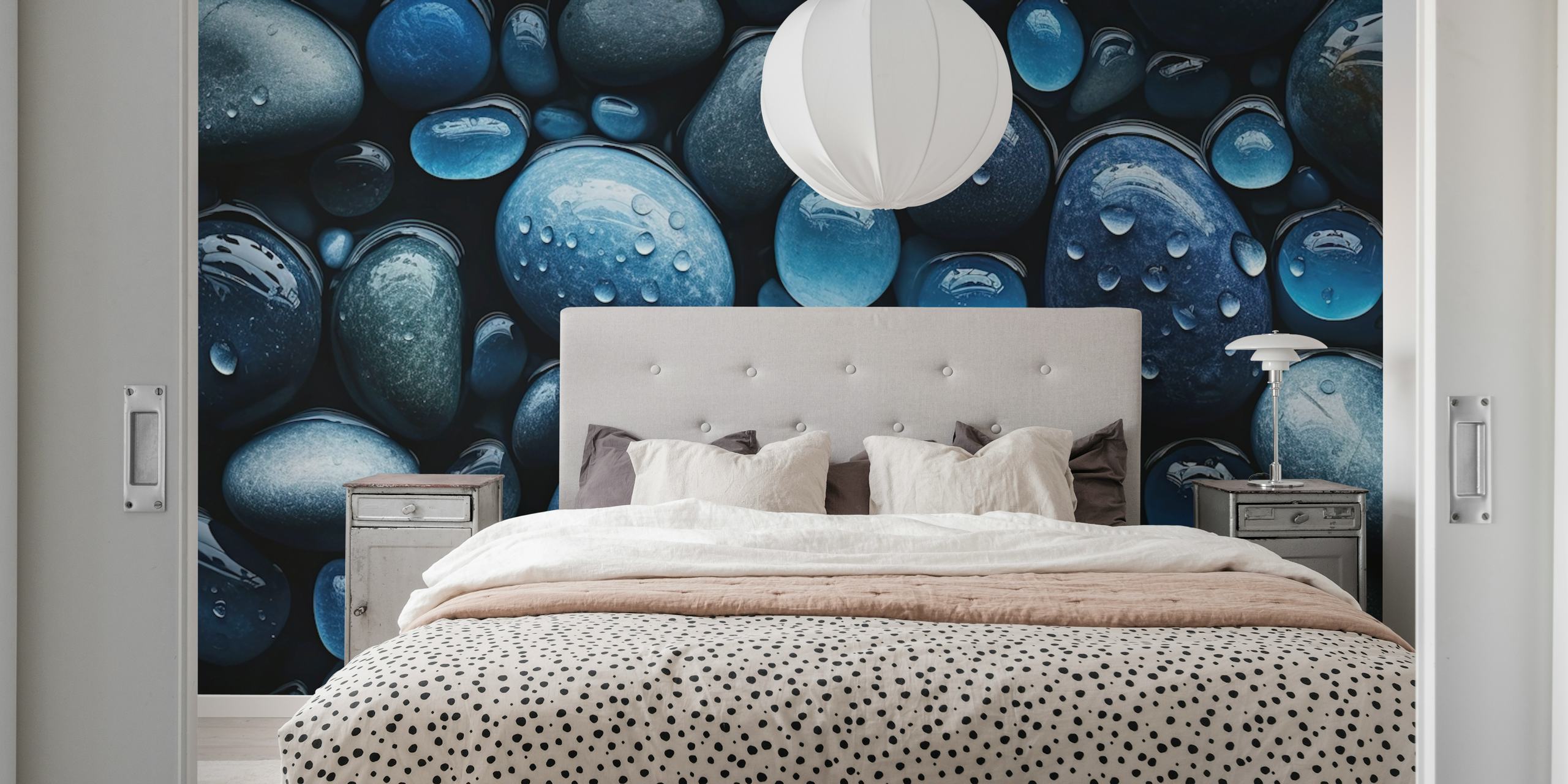 Primer plano de guijarros azules con gotas de agua en un mural de pared con temática de playa