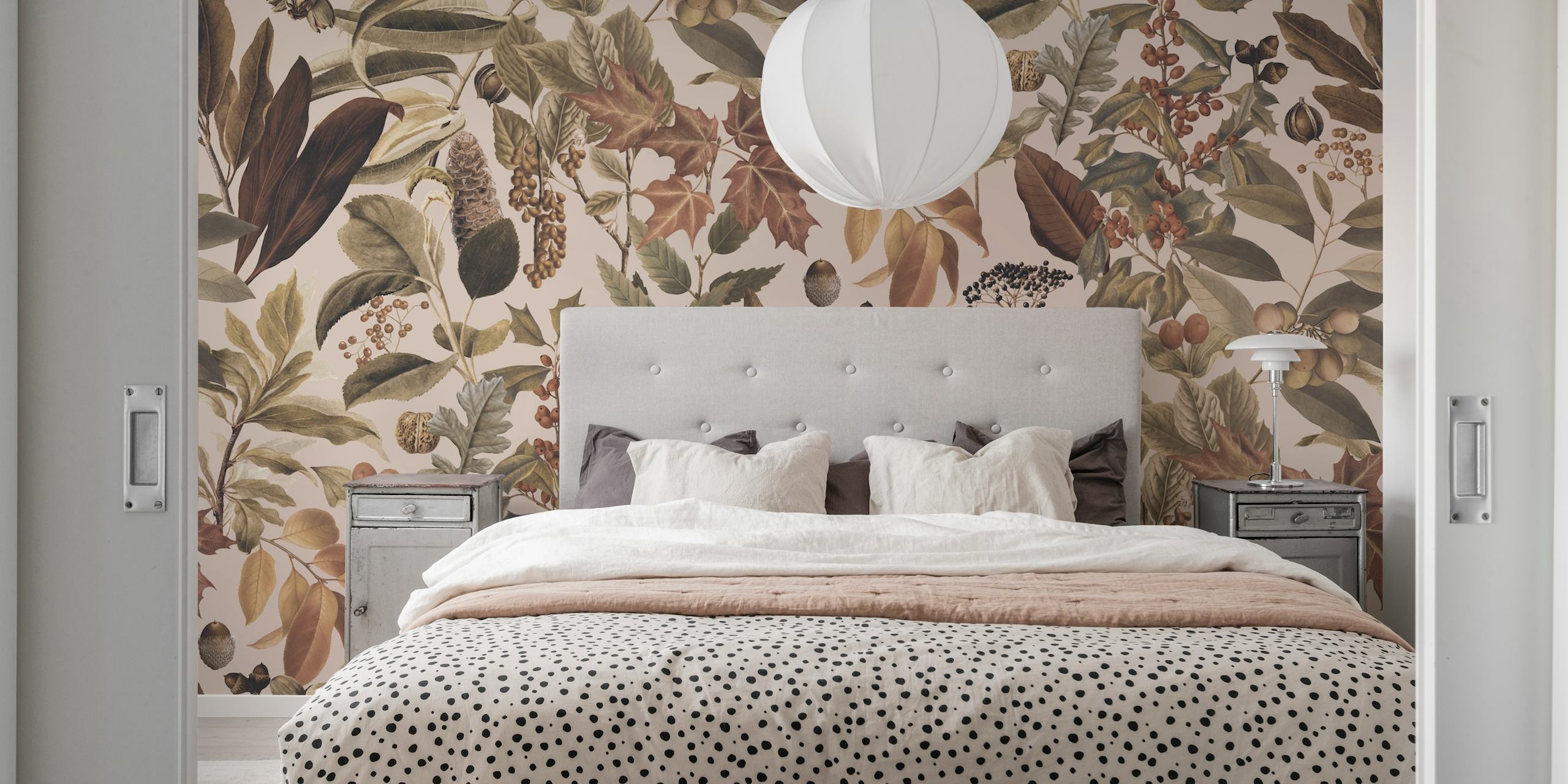 Gemütliches, saisonales Wandbild mit botanischer Kunst im Herbst-Look, das Blätter in warmen Herbstfarben zeigt.