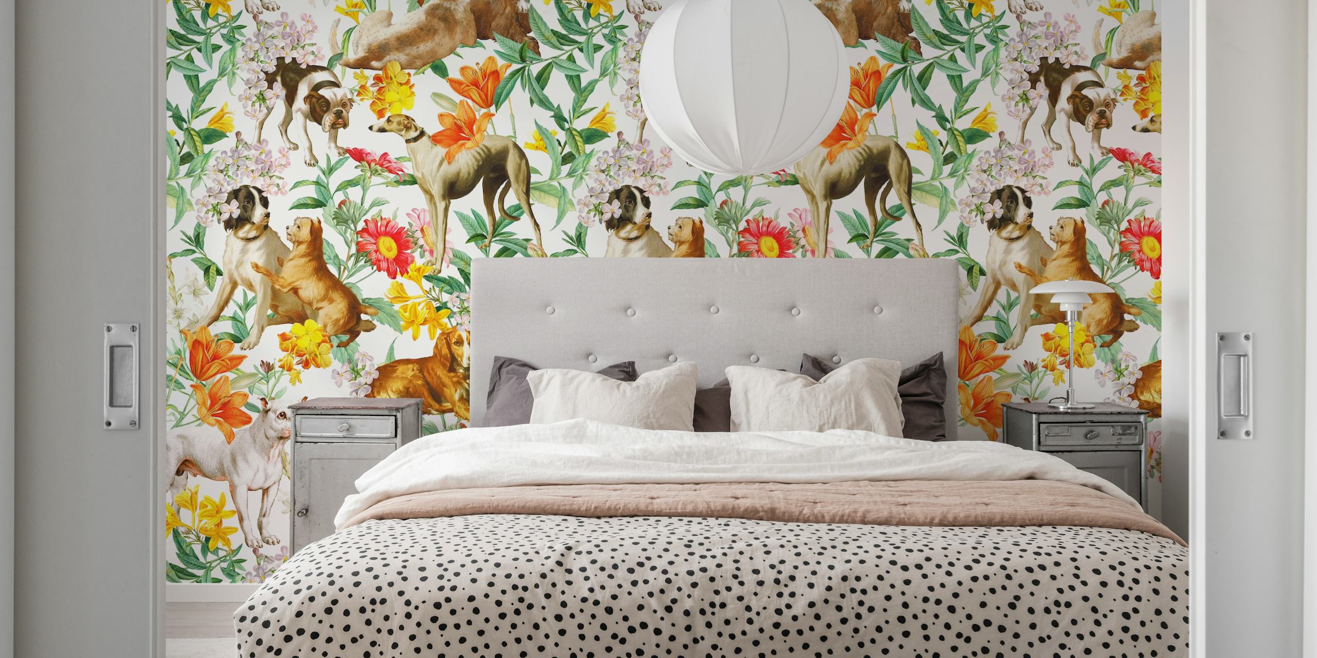 Doggies e florals papel de parede em um quarto