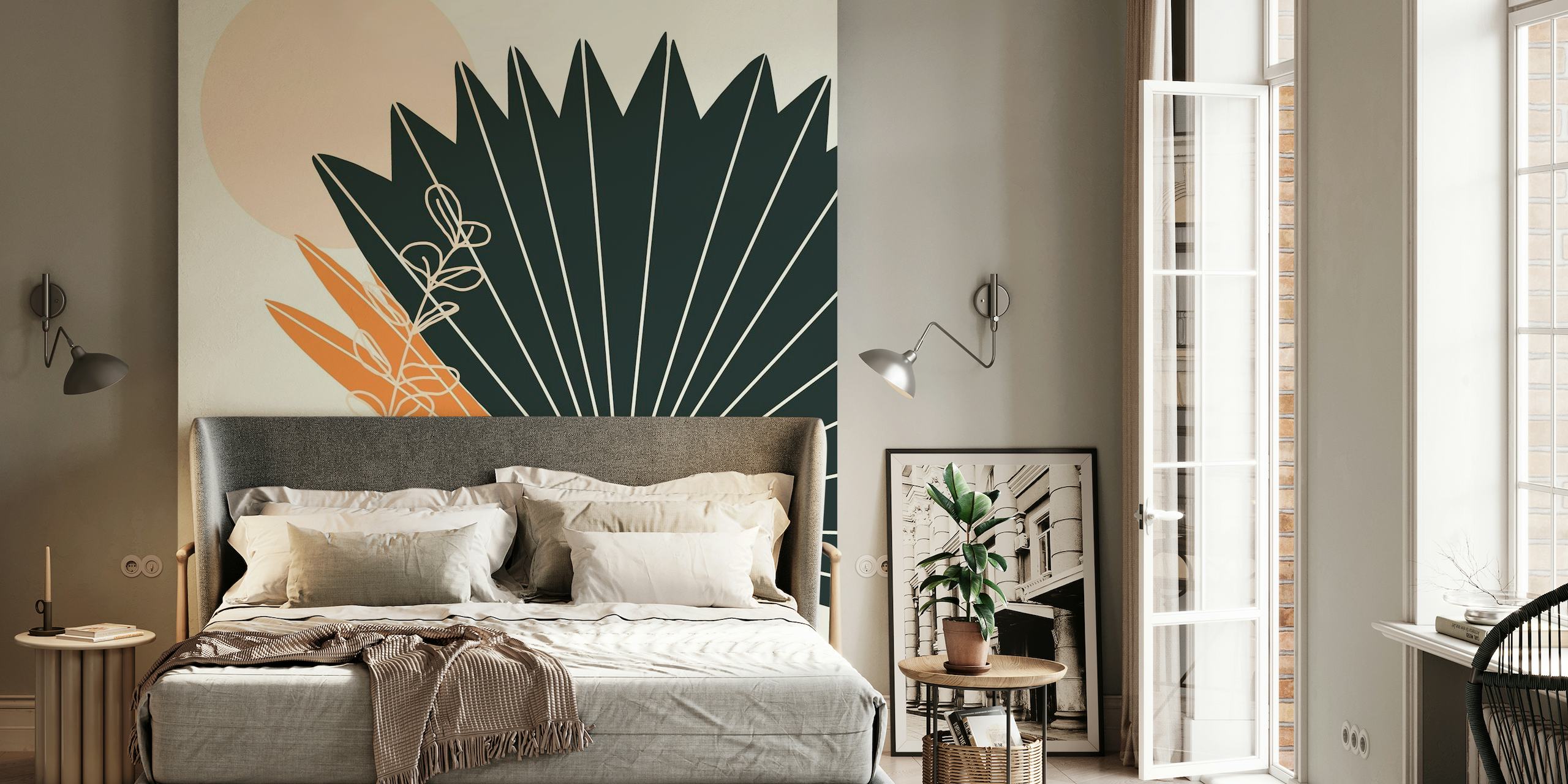 Abstrakt vægmaleri med stiliserede palmeblade og håndværksvase i jordfarver