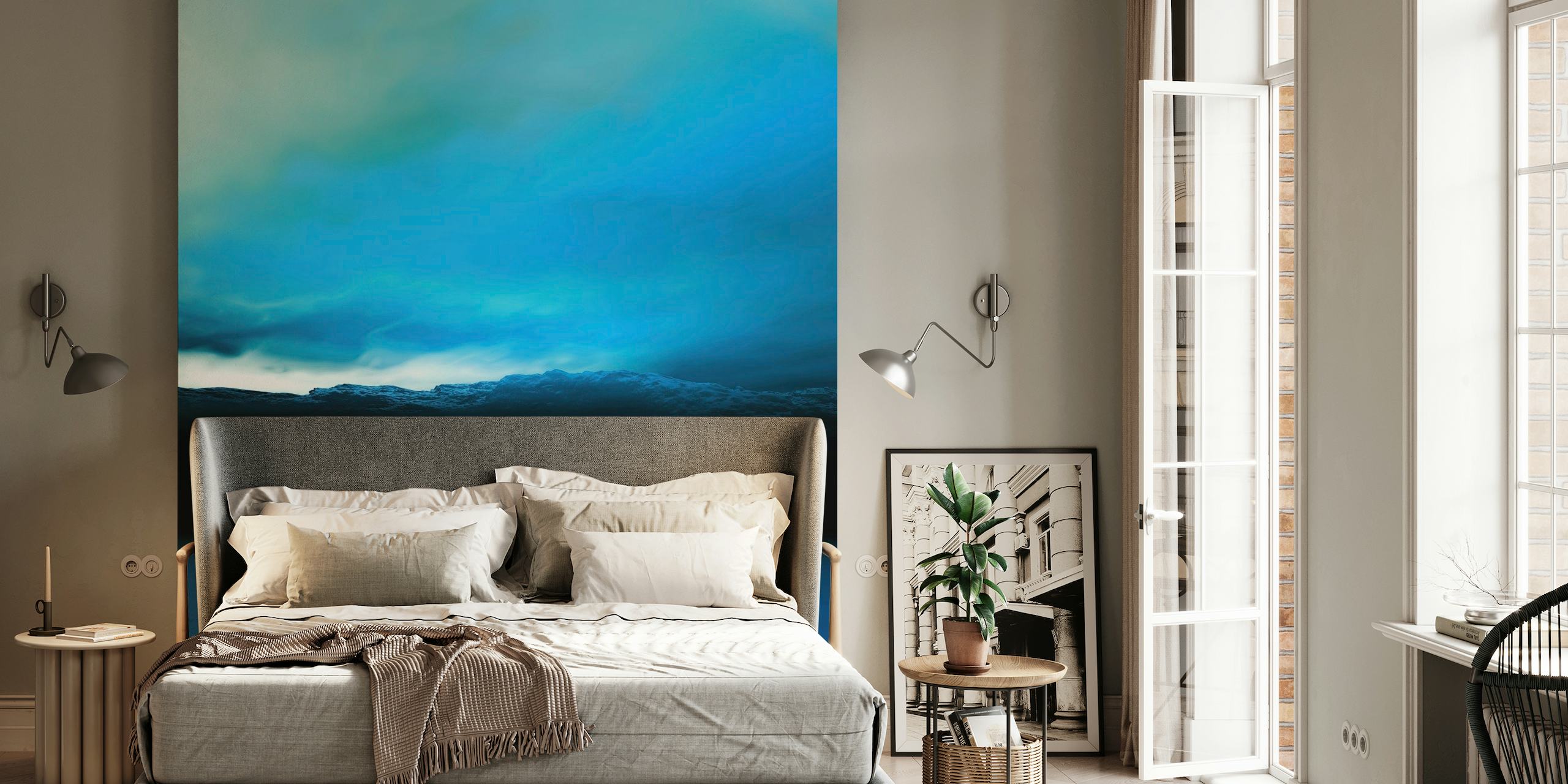 Plavičasti zidni mural zalaska sunca s mirnim plavim tonovima i tamnim siluetama pejzaža