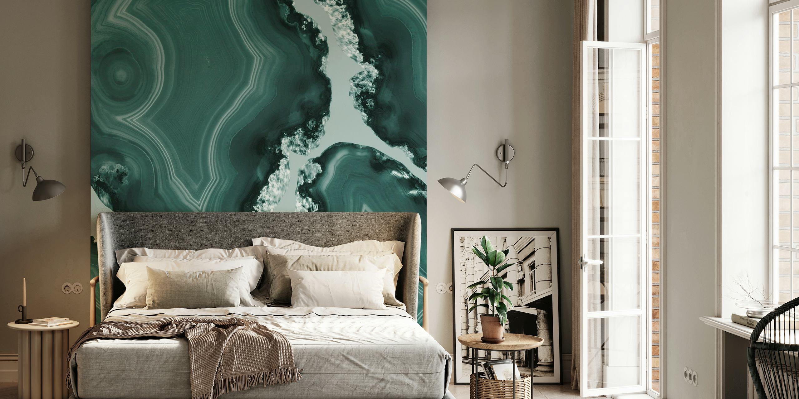 Sinivihreakaattikuvioinen seinämaalaus, jossa on sinivihreitä ja luonnonkiveä muistuttavia akvamariinin pyörteitä